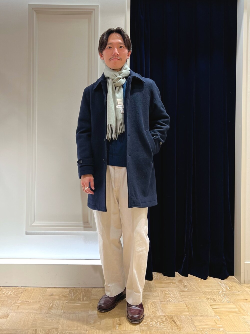「冬アウター、休日スタイル、クリスマスに着たい服、お出かけコーデ、コート、マフラー、きれいめカジュアル、ニット、シンプル、秋冬、グリーン、カジュアルコーデ、カジュアル、ステンカラーコート、マフラーぐるぐる」｜「NOLLEY'S goodmanの《ビジカジ対応》Super100 メルトン中綿ステンカラーコート（ステンカラーコート、ブルー系）」を使った、nishiokaさん（メンズ・169cm）の冬コーディネートの1枚目の写真