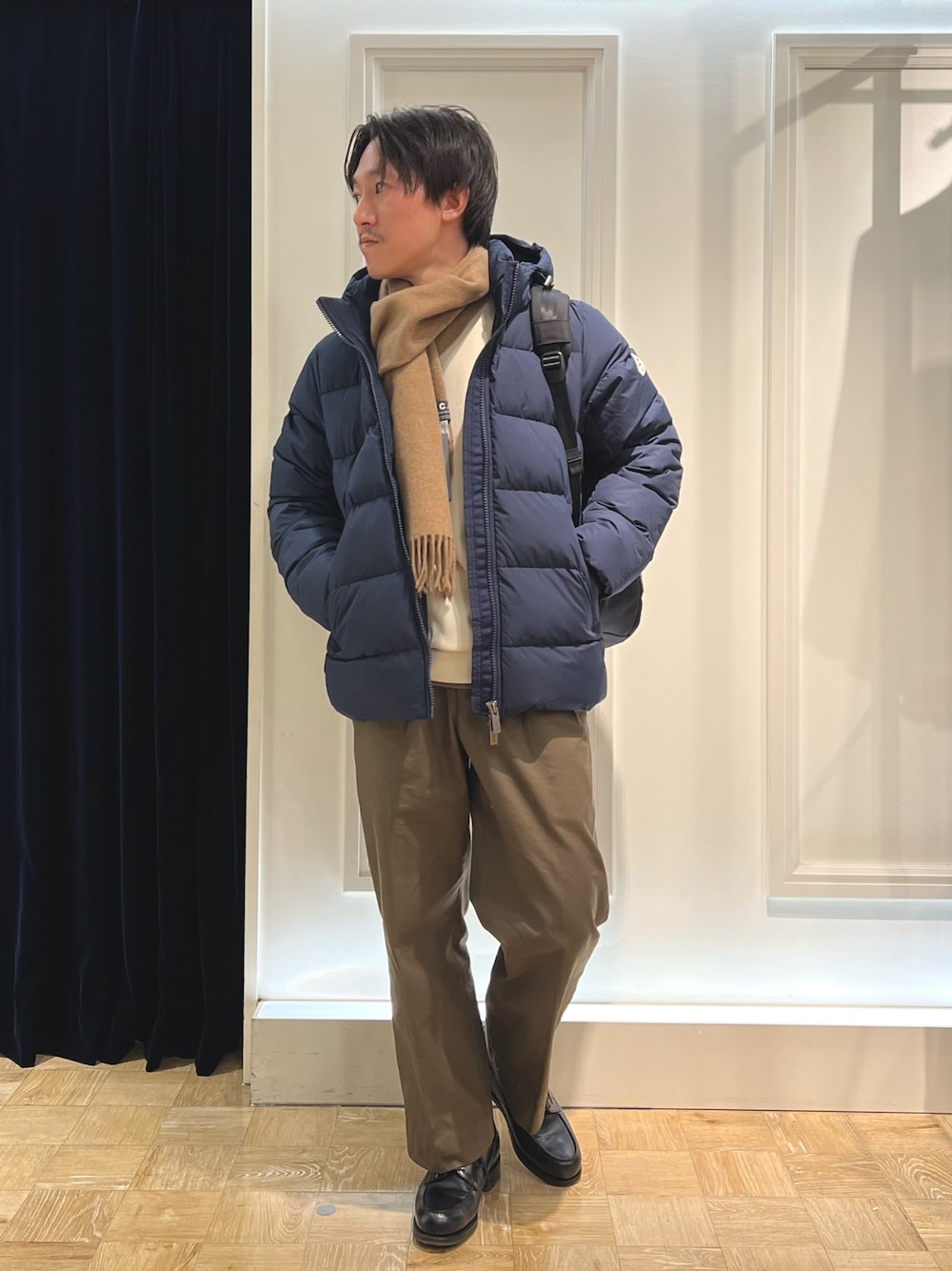 「ブラウン、レイヤードスタイル、休日スタイル、冬コーデ、お出かけコーデ、ダウンジャケット、ダウン、カジュアル、カジュアルコーデ、マフラー、マフラーぐるぐる、冬、大人カジュアル」｜「Pyrenexの【PYRENEX/ピレネックス】SPOUTNIC MINI RIPSTOP2 ダウンジャケット（ダウンジャケット/コート、ブルー系）」を使った、nishiokaさん（メンズ・169cm）の秋コーディネートの1枚目の写真