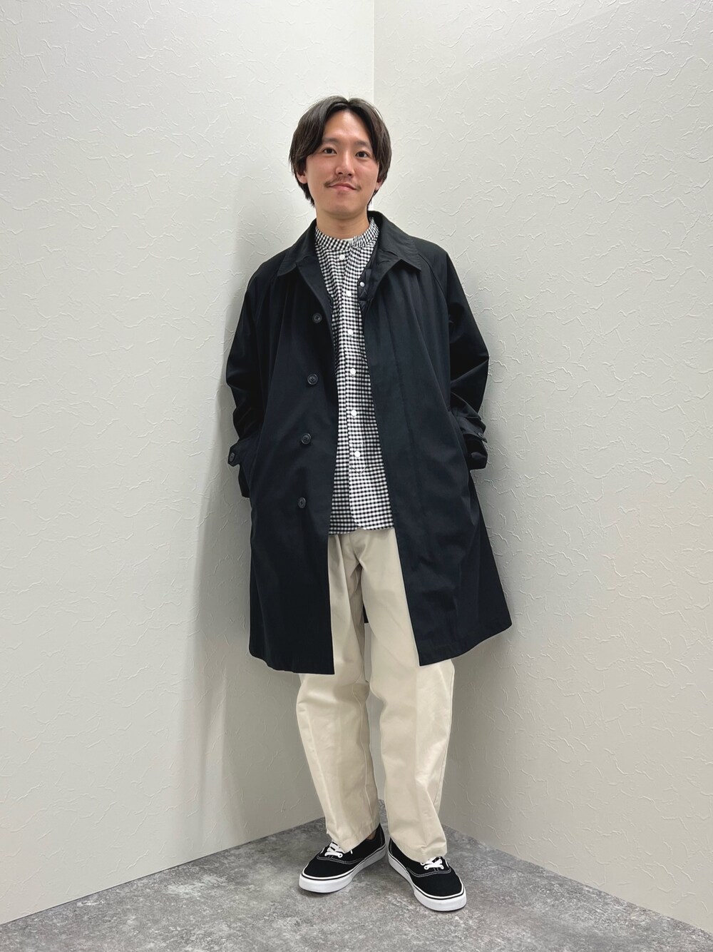 「レイヤードスタイル、きれいめカジュアル、カジュアル、カジュアルコーデ、ステンカラーコート、コート、秋コーデ、スニーカー、シンプル、休日スタイル、ダウンベスト、ダウン、リラックススタイル、NOLLEY'S」｜「TAIONの【TAION/タイオン】別注CRステンカラーコート（インナーダウン付）（ステンカラーコート、ブラック系）」を使った、nishiokaさん（メンズ・169cm）の夏コーディネートの1枚目の写真