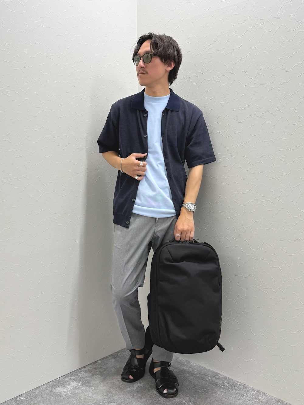 「サンダル、シャツスタイル、淡色コーデ、きれいめカジュアル、レイヤードスタイル、サングラス、Tシャツ、夏コーデ、大人コーデ、カジュアルコーデ、半袖シャツ、夏、ブルー、バッグ、カジュアル」｜「NOLLEY’Sの【SIX FUNCTIONS】ウォッシャブル コースボーダーニットシャツ 25SS（シャツ/ブラウス、ブルー系）」を使った、nishiokaさん（メンズ・169cm）の夏コーディネートの1枚目の写真