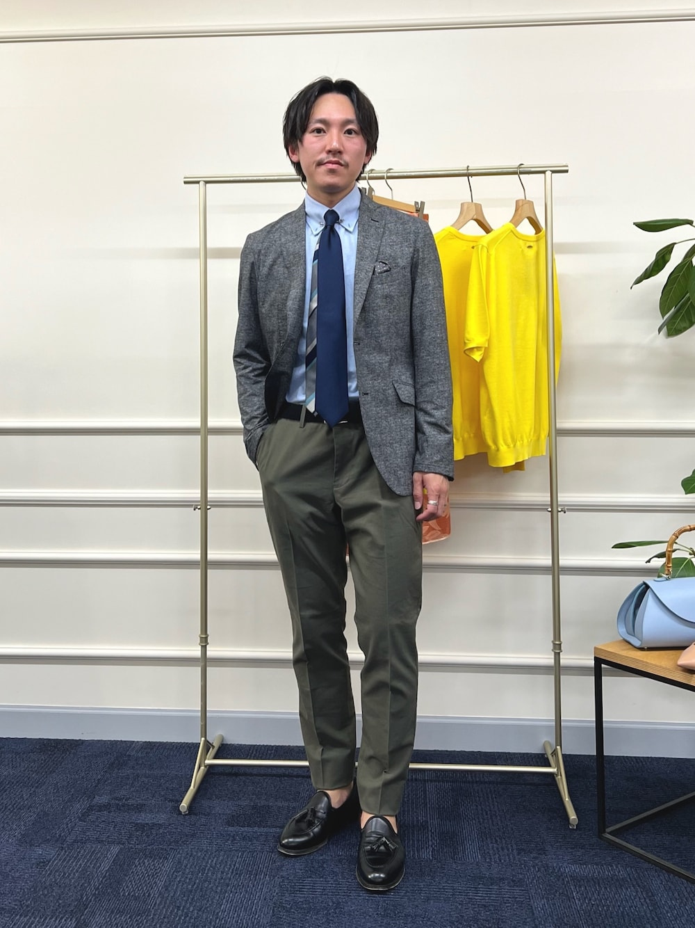 グレー系のテーラードジャケット、ブルー系のビジネスシャツ、ブルー系のネクタイを着用したメンズの春コーディネートの1枚目の写真