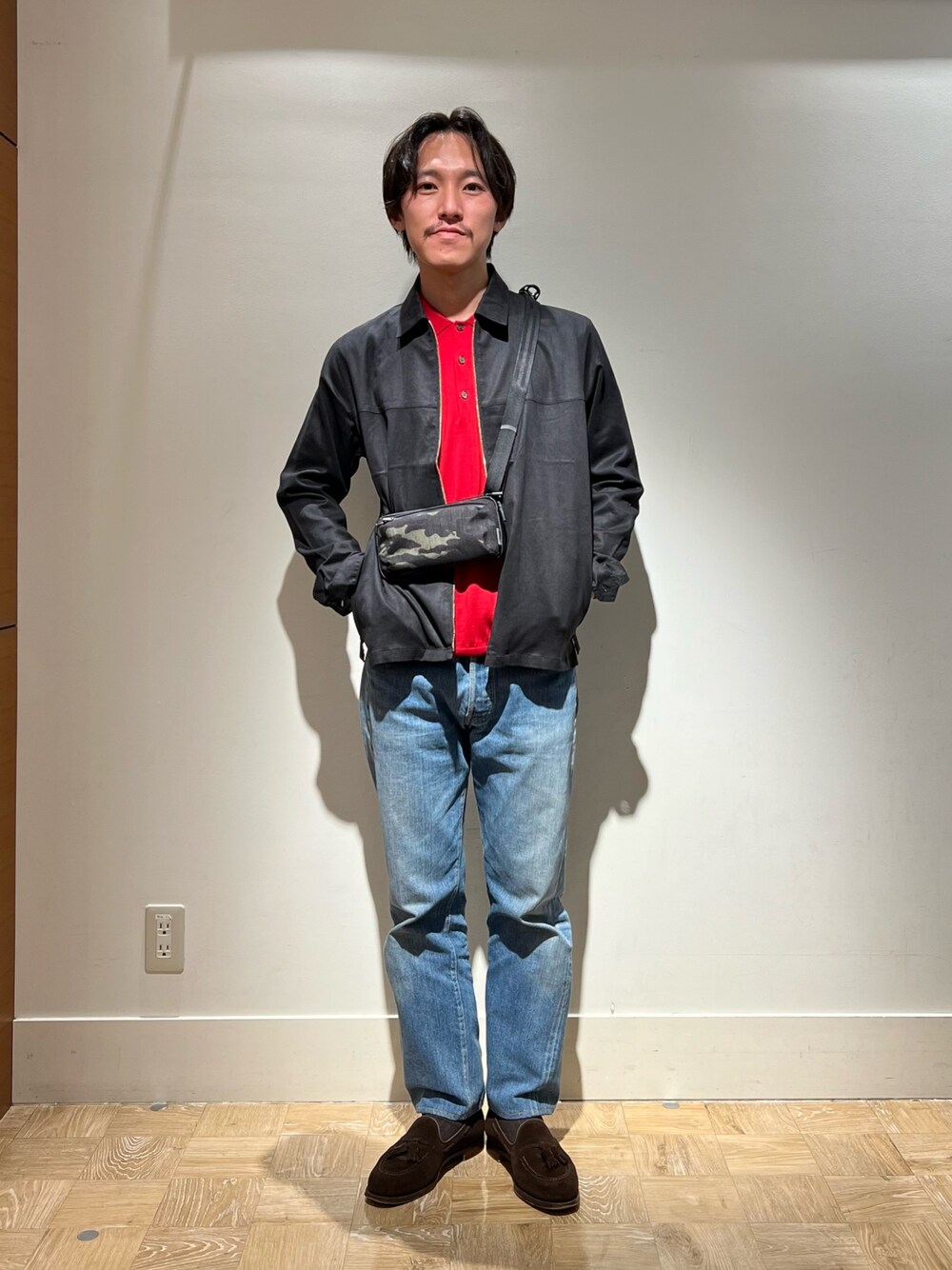 「レイヤードスタイル、お出かけコーデ、ファッションを楽しもう、デニム、きれいめカジュアル、ニット、ローファー、ミニバッグ、オトナカジュアル、シンプルコーデ、休日スタイル、秋服、カジュアルコーデ、ライダース、秋冬コーデ」｜「CROCKETT&JONESのアイテム（ローファー、ブラウン系）」を使った、nishiokaさん（メンズ・169cm）の秋コーディネートの1枚目の写真