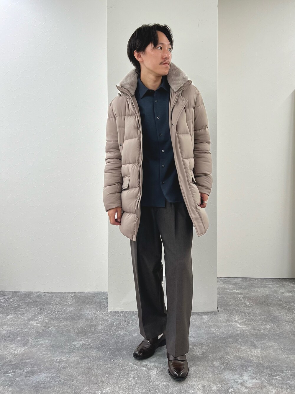 「ブラウン、休日スタイル、冬コーデ、きれいめカジュアル、オトナカジュアル、冬アウター、お出かけコーデ、カジュアルコーデ、大人コーデ、ダウンジャケット、ダウンベスト、ダウンコート、冬、秋冬コーデ、シャツ」｜「HERNOの【HERNO/ヘルノ】POLAR-TECH N-3B ダウンコート（ダウンジャケット/コート、ベージュ系）」を使った、nishiokaさん（メンズ・169cm）の秋コーディネートの1枚目の写真