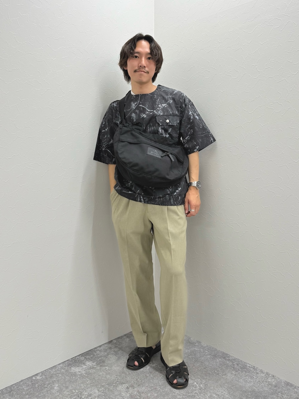 「サンダル、黒Tシャツ、ショルダーバッグ、グルカサンダル、Tシャツ、夏コーデ、初夏コーデ、シンプルスタイル、シンプル、カジュアル、カジュアルコーデ、ラフ、夏」｜「TAIONの【TAION/タイオン】ノンダウン ミリタリー 半袖カットソー 25SS（Tシャツ/カットソー、ブラック系）」を使った、nishiokaさん（メンズ・169cm）の夏コーディネートの1枚目の写真