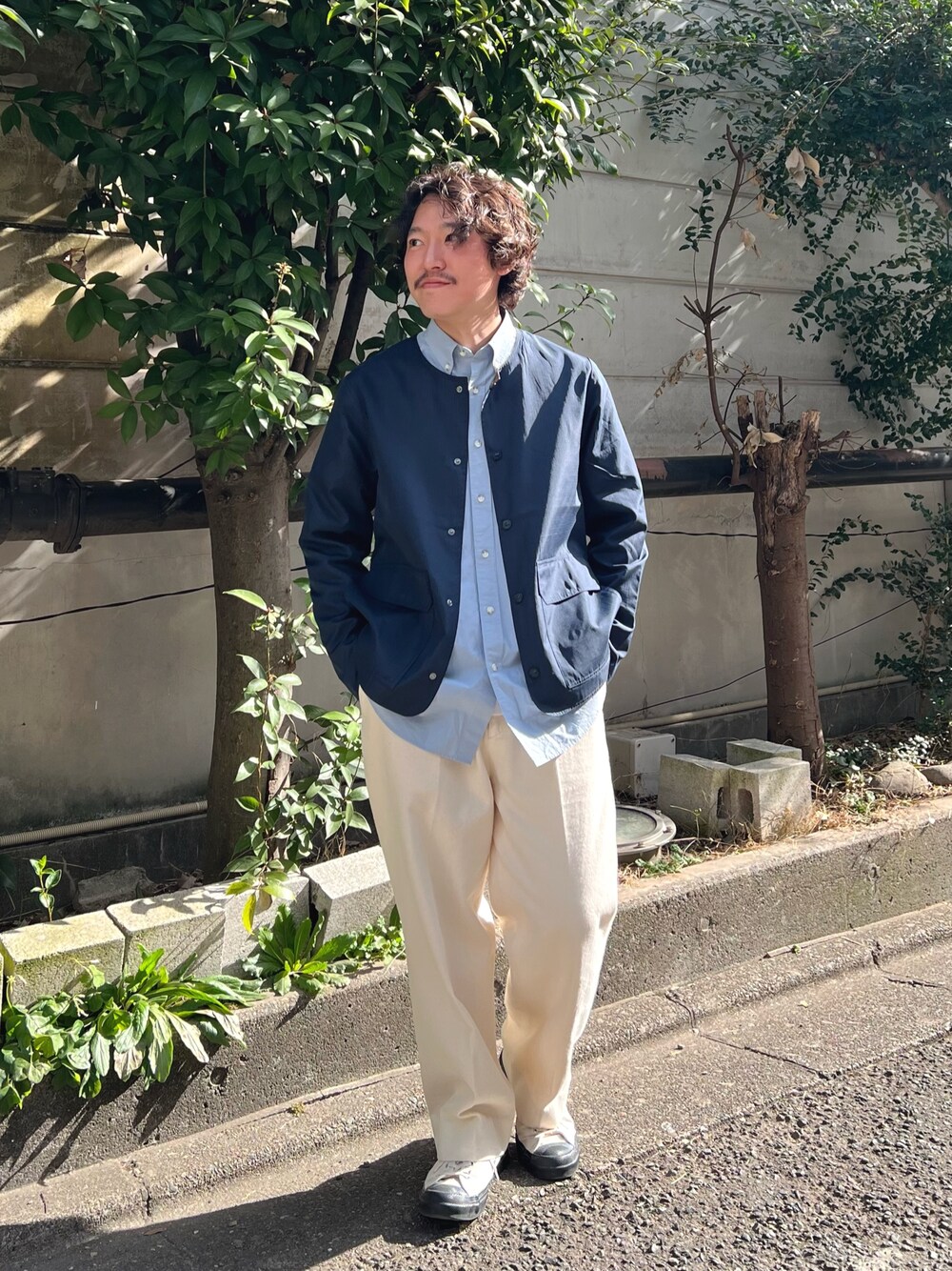 「シャツスタイル、春服コーデ、休日スタイル、シンプルスタイル、お出かけコーデ、きれいめカジュアル、春、カジュアル、カジュアルコーデ、春コーデ、春夏コーデ、ナイロンジャケット、リラックススタイル、スニーカー」｜「TAIONの【TAION/タイオン】ノンダウン ミリタリー リバーシブル クルーネックカーディガン（ブルゾン、ブルー系）」を使った、nishiokaさん（メンズ・169cm）の春コーディネートの1枚目の写真