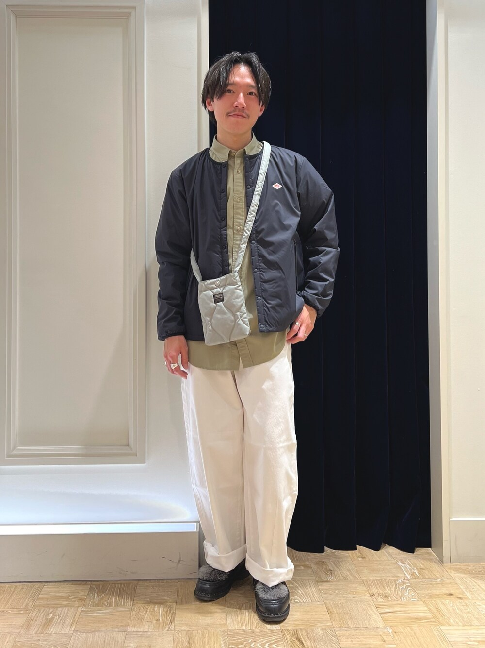 ブラック系のブルゾン、グリーン系のシャツ/ブラウス、グリーン系のショルダーバッグを着用したメンズの冬コーディネートの1枚目の写真