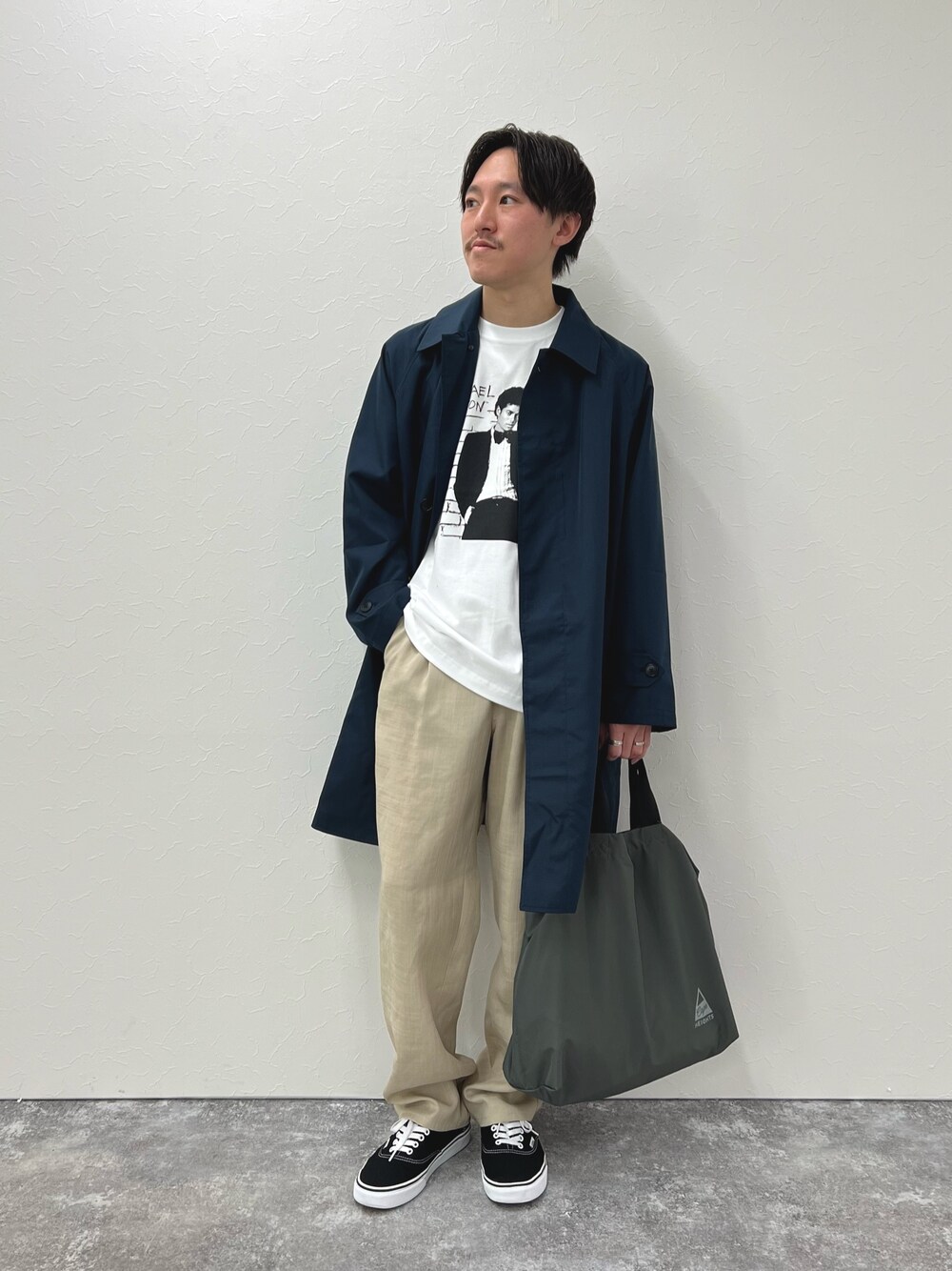 「春コーデ、トートバッグ、春服みてみて、レイヤードスタイル、お出かけコーデ、シンプルコーデ、春アウター、休日スタイル、プリントT、コート、カジュアル、カジュアルコーデ、春、リラックススタイル」｜「TAIONの【TAION/タイオン】《限定展開 / ビジカジ対応》別注NON DOWN BAL COLLAR COAT  ステンカラー バルカラーコート（ステンカラーコート、ブルー系）」を使った、nishiokaさん（メンズ・169cm）の春コーディネートの1枚目の写真