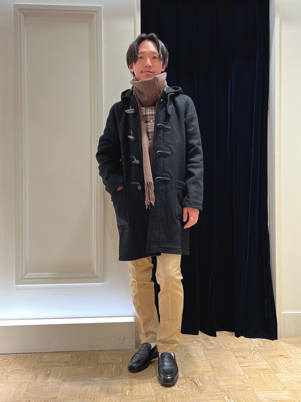 ブラック系のシャツ/ブラウス、ブラック系のダッフルコート、ベージュ系のその他パンツを着用したメンズの冬コーディネートの1枚目の写真