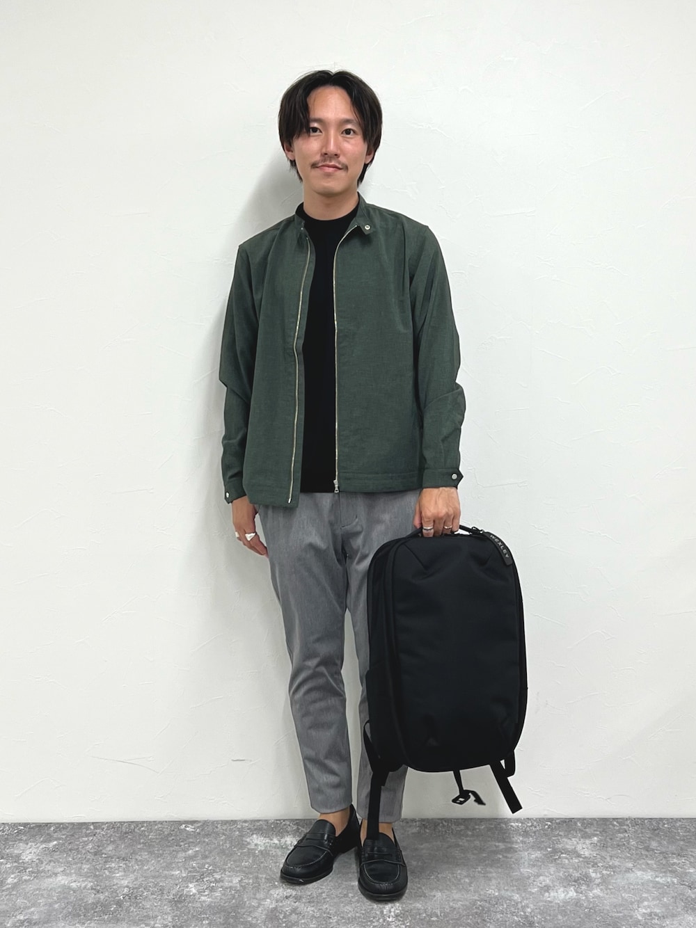 グリーン系のブルゾン、ブラック系のTシャツ/カットソー、グレー系のその他パンツを着用したメンズの夏コーディネートの1枚目の写真