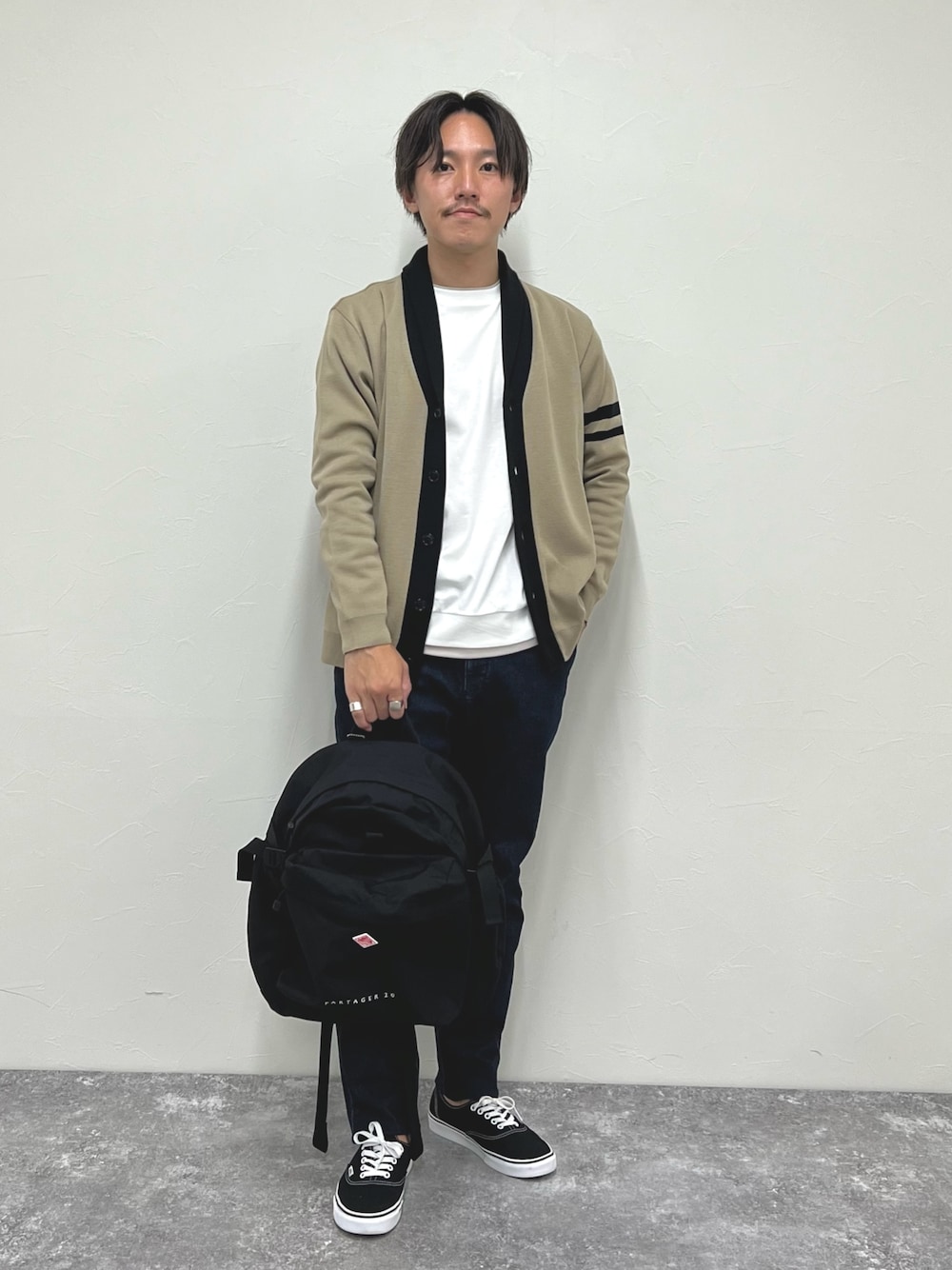 「ブラウン、デートコーデ、ロンT、休日スタイル、カーディガン、秋コーデ、デニム、秋服、メンズファッション、シンプル、きれいめカジュアル、カジュアル、バックパック」｜「NOLLEY’Sの配色ショールカラーカーディガン（カーディガン/ボレロ、ベージュ系）」を使った、nishiokaさん（メンズ・169cm）の秋コーディネートの1枚目の写真
