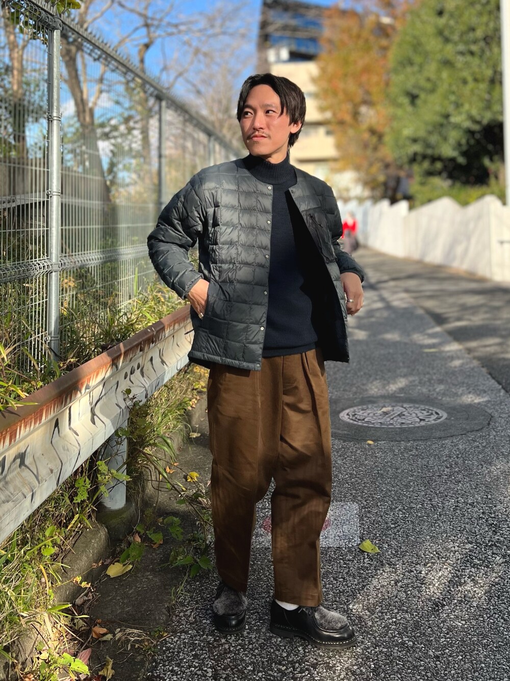 グレー系のダウンジャケット/コート、ブルー系のニット/セーターを着用したメンズの冬コーディネートの1枚目の写真