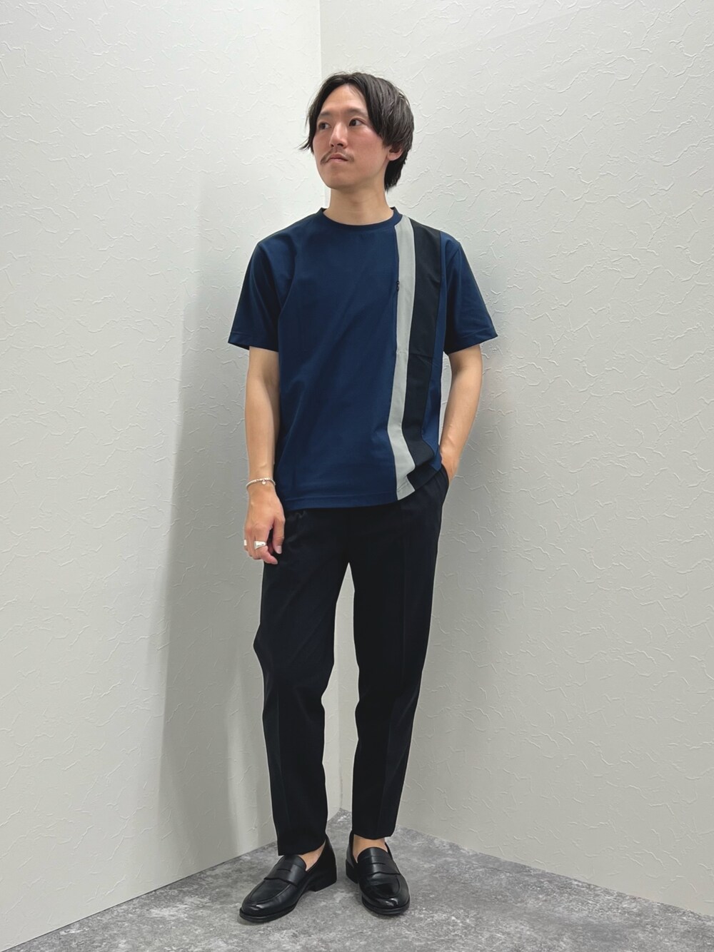 ブラック系のTシャツ/カットソー、ブラック系のその他パンツを着用したメンズの夏コーディネートの1枚目の写真