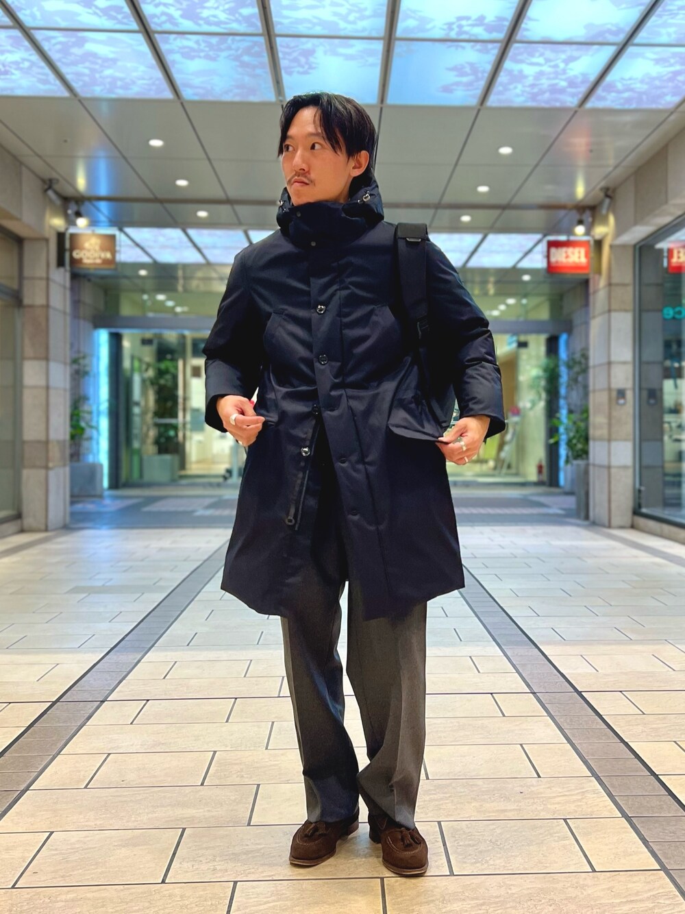 ブラック系のダウンジャケット/コート、ブラック系のバックパック/リュックを着用したメンズの冬コーディネートの1枚目の写真