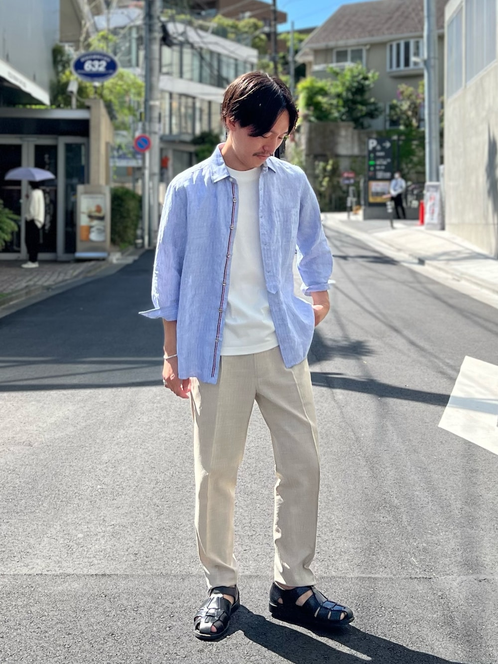 「シンプルコーデ、シャツスタイル、休日スタイル、白パンツ、きれいめカジュアル、グルカサンダル、シャツ好き集まれ、カジュアルコーデ、リネン、初夏コーデ、春夏コーデ、夏コーデ、大人カジュアル、Tシャツ、サンダル」｜「NOLLEY’Sのリネンストライプ パラシュートボタン 7分袖シャツ（シャツ/ブラウス、ブルー系）」を使った、nishiokaさん（メンズ・169cm）の春コーディネートの1枚目の写真