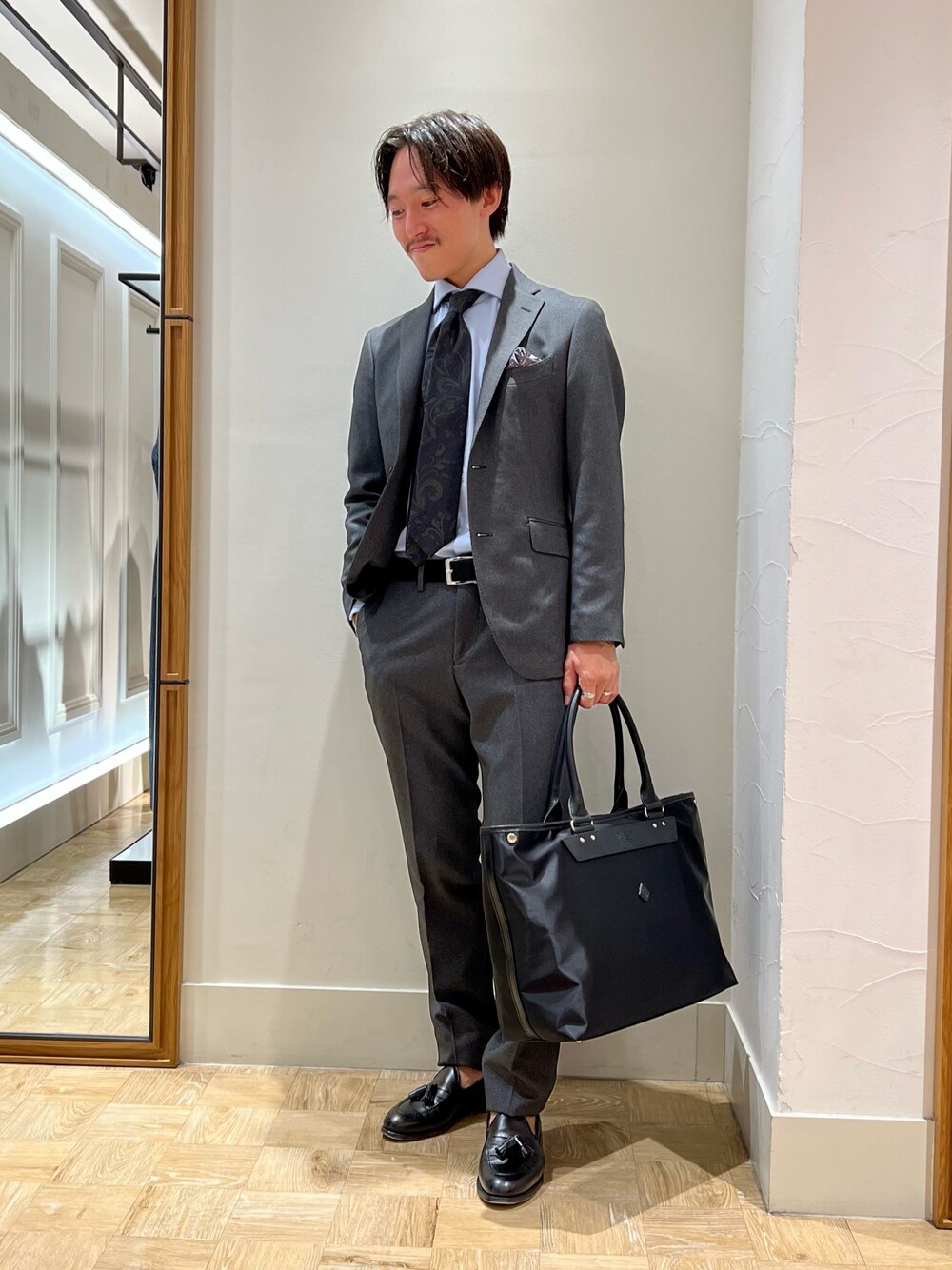 「ジャケットスタイル、スラックス、セットアップ、ローファー、テーラードジャケット、おしゃれさんと繋がりたい、ジャケット、ビジネススタイル、ネクタイ、スーツスタイル」｜「CLEDRANの【CLEDRAN/クレドラン】別注ナイロントートバッグ（トートバッグ、ブラック系）」を使った、nishiokaさん（メンズ・169cm）の秋コーディネートの1枚目の写真