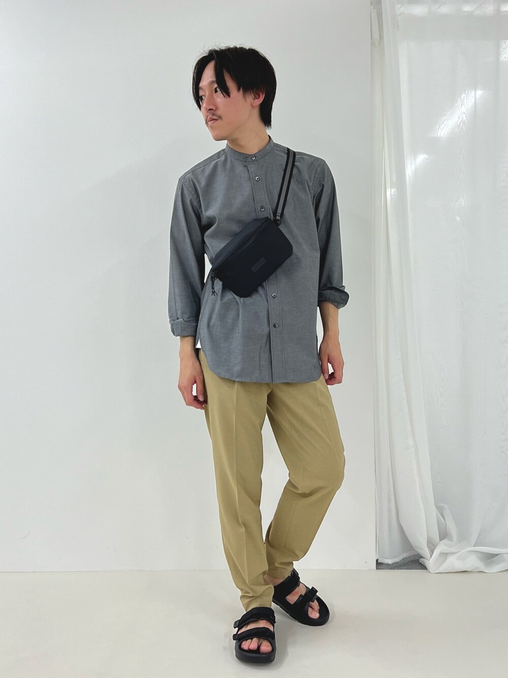 ブラック系のシャツ/ブラウス、ブラック系のサンダル、ブラック系のショルダーバッグを着用したメンズの春コーディネートの1枚目の写真
