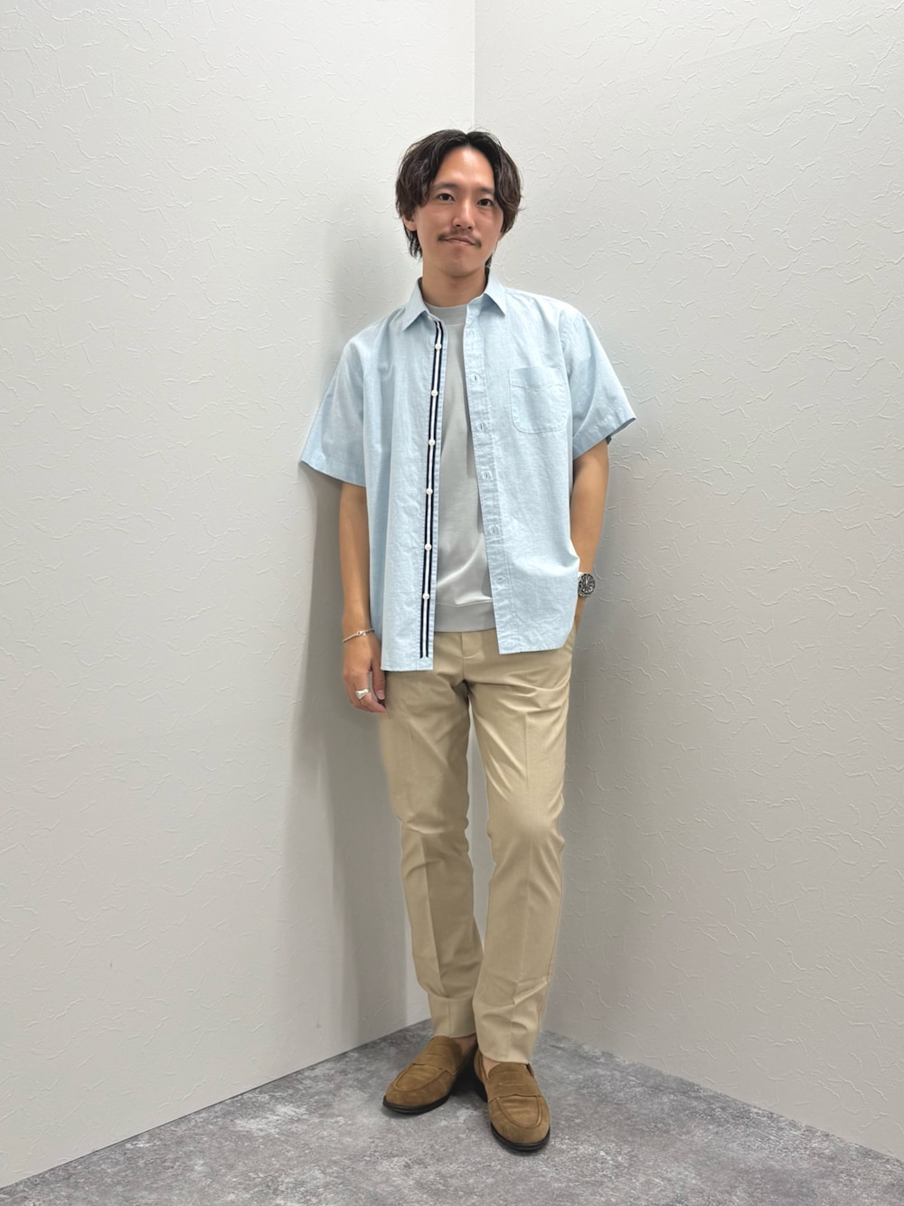 グリーン系のシャツ/ブラウス、グレー系のTシャツ/カットソー、ベージュ系のチノパンツを着用したメンズの夏コーディネートの1枚目の写真