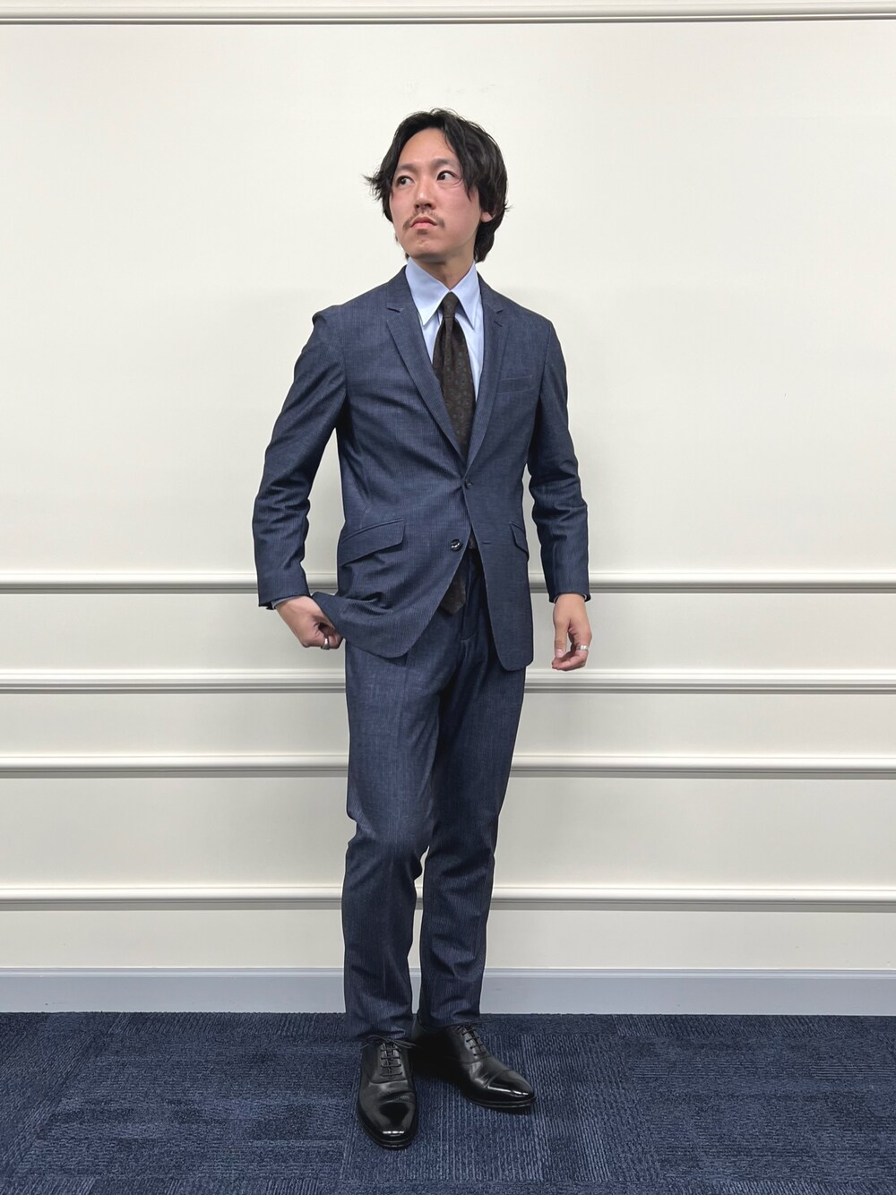ブルー系のシャツ/ブラウス、ブルー系のテーラードジャケット、ブルー系のその他パンツを着用したメンズの冬コーディネートの1枚目の写真
