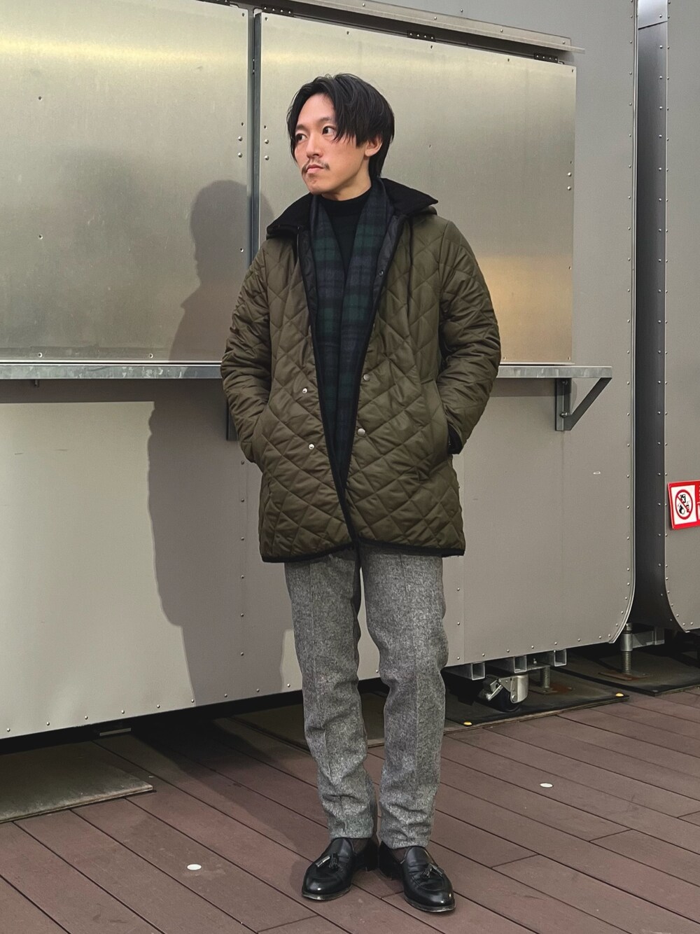 「ファッションを楽しもう、きれいめカジュアル、冬コーデ、ローファー、キルティング、マフラーぐるぐる、レイヤードスタイル、スラックス、冬アウター、クリスマスに着たい服、メンズファッション、秋冬コーデ、キレイめ、おでかけコーデ、セットアップ」｜「Traditional Weatherwearの【Traditional WeatherWear/トラディショナルウェザーウェア】別注DERBY HOOD WITH DOT BUTTON（ステンカラーコート、グリーン系）」を使った、nishiokaさん（メンズ・169cm）の秋コーディネートの1枚目の写真