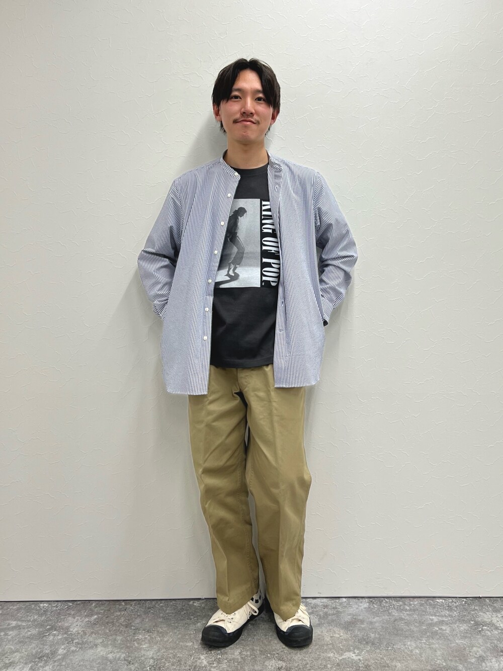 ブルー系のシャツ/ブラウス、ブラック系のTシャツ/カットソーを着用したメンズの春コーディネートの1枚目の写真