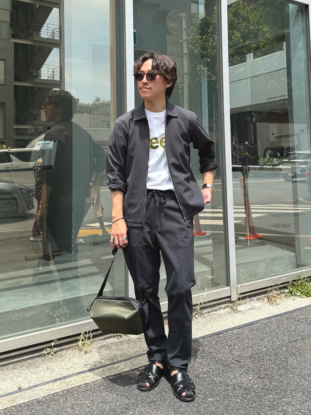 「レイヤードスタイル、サンダル、白Tシャツ、セットアップ、きれいめカジュアル、Tシャツ、夏コーデ、オトナカジュアル、休日スタイル、カジュアル、カジュアルコーデ、夏、サングラス、ショルダーバッグ、プリントT」｜「NOLLEY’Sの【Primeflex】《速乾/ストレッチ》ジップシャツブルゾン 25SS（ブルゾン、グレー系）」を使った、nishiokaさん（メンズ・169cm）の夏コーディネートの1枚目の写真