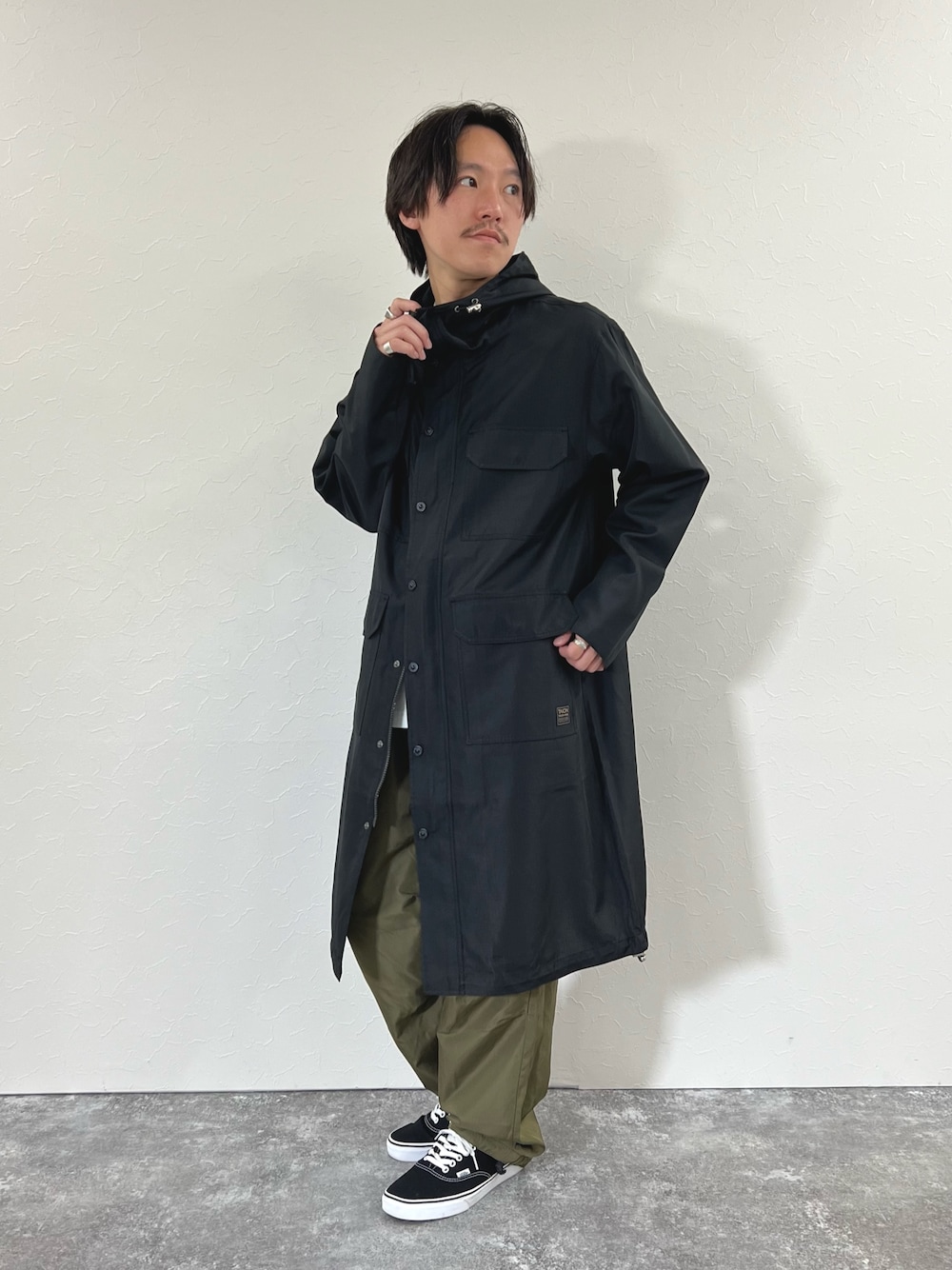 「シンプルコーデ、メンズファッション、大人カジュアル、シンプル、ラフコーデ、低身長、ミリタリージャケット、春、休日コーデ、ラフ、スニーカー、カジュアル、カジュアルコーデ、コート、低身長コーデ」｜「TAIONの【TAION/タイオン】ノンダウン ミリタリー ロングフードコート（モッズコート、ブラック系）」を使った、nishiokaさん（メンズ・169cm）の冬コーディネートの1枚目の写真