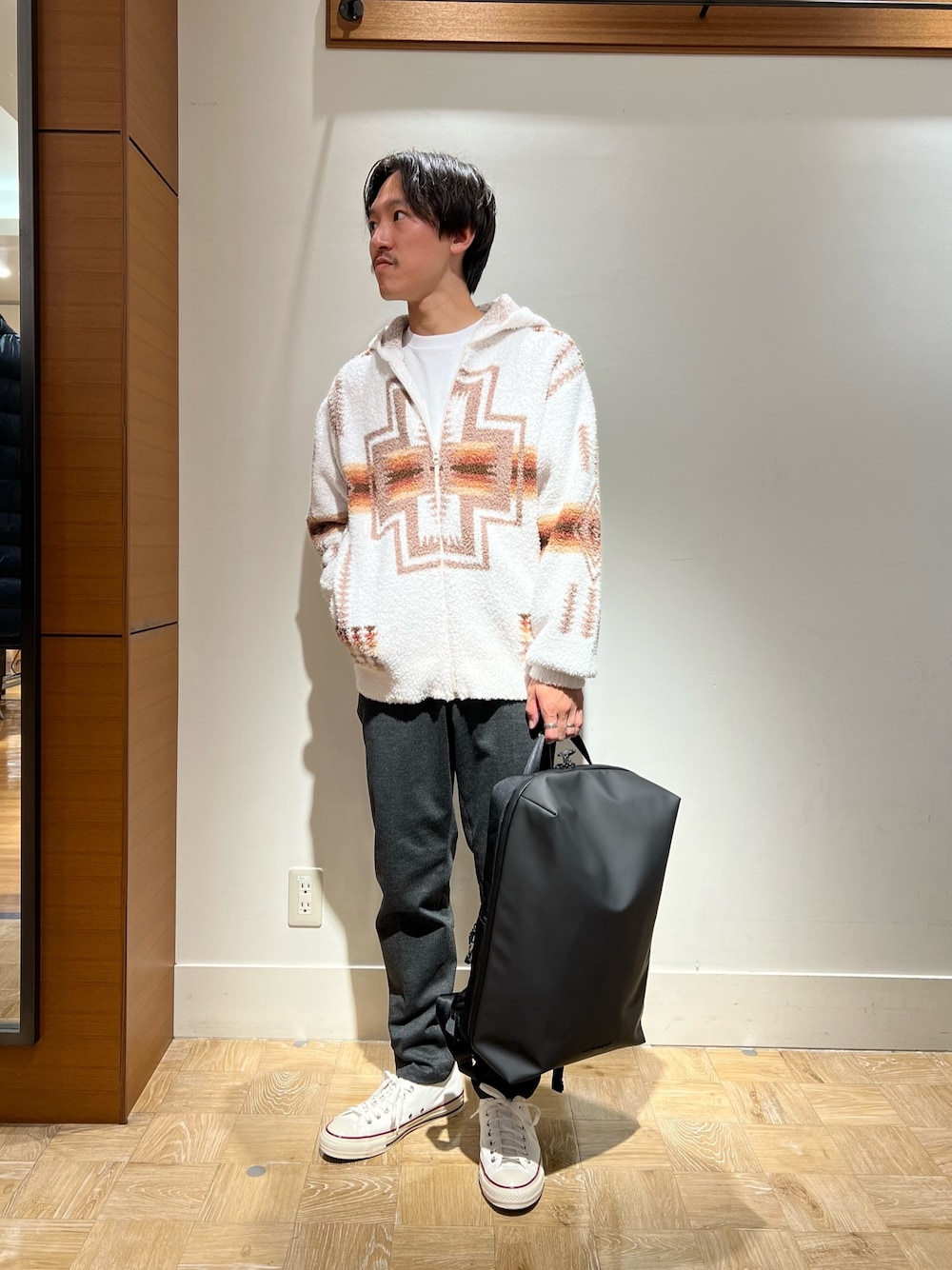 「パーカー、ロンT、休日スタイル、スニーカー、重ね着ベストシーズン、淡色コーデ、ストリート、ビッグシルエット、スウェット、秋服コーデ、カジュアル、スニーカーコーデ、PENDLETON、コンバース」｜「CONVERSEの【CONVERSE/コンバース】ALL STAR US OX キャンバススニーカー（スニーカー、ホワイト系）」を使った、nishiokaさん（メンズ・169cm）の秋コーディネートの1枚目の写真