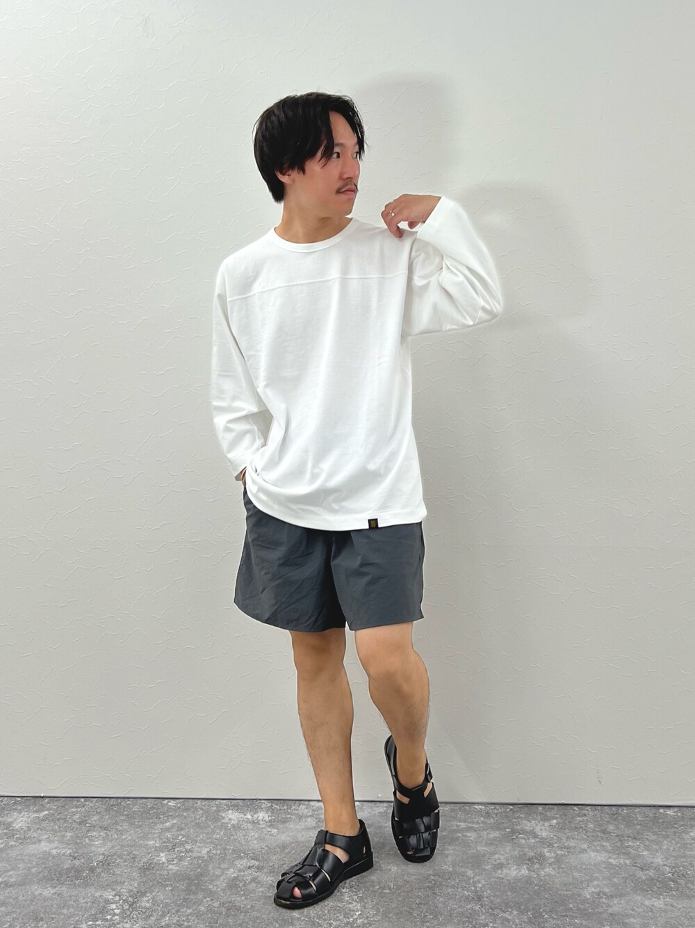 「フェススタイル、夏コーデ、ショートパンツ、サンダル、シンプル、ハーフパンツ、白Tシャツ、休日スタイル、休日コーデ、Tシャツ、シンプルスタイル、フットボールTシャツ」｜「NOLLEY’Sの《水陸両用》クジラ バーサタイルナイロンショーツ（その他パンツ、グレー系）」を使った、nishiokaさん（メンズ・169cm）の夏コーディネートの1枚目の写真