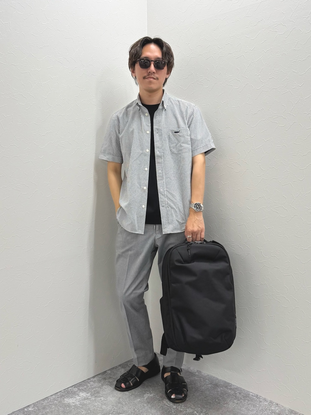 「サングラス、モノトーン、シャツスタイル、黒Tシャツ、Tシャツ、お出かけコーデ、淡色コーデ、きれいめカジュアル、レイヤードスタイル、シンプルコーデ、夏コーデ、半袖シャツ、夏、カジュアル、バッグ」｜「NOLLEY’Sの【PrimeFlex DotAir】《吸水速乾》ストレッチ クジラ BD S/S 25SS（シャツ/ブラウス、グレー系）」を使った、nishiokaさん（メンズ・169cm）の春コーディネートの1枚目の写真