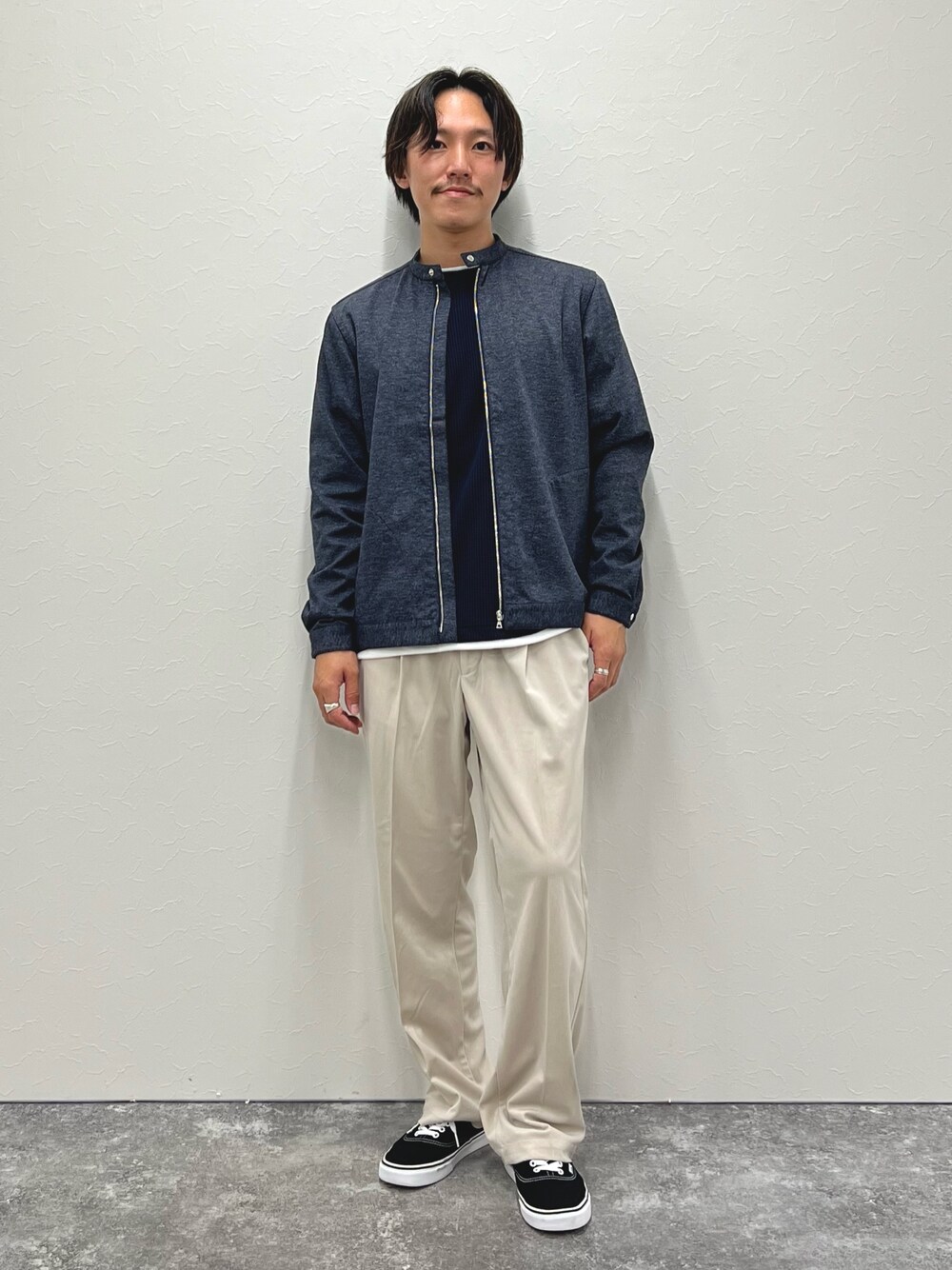 ブルー系のTシャツ/カットソー、ブルー系のブルゾン、ベージュ系のその他パンツを着用したメンズの秋コーディネートの1枚目の写真