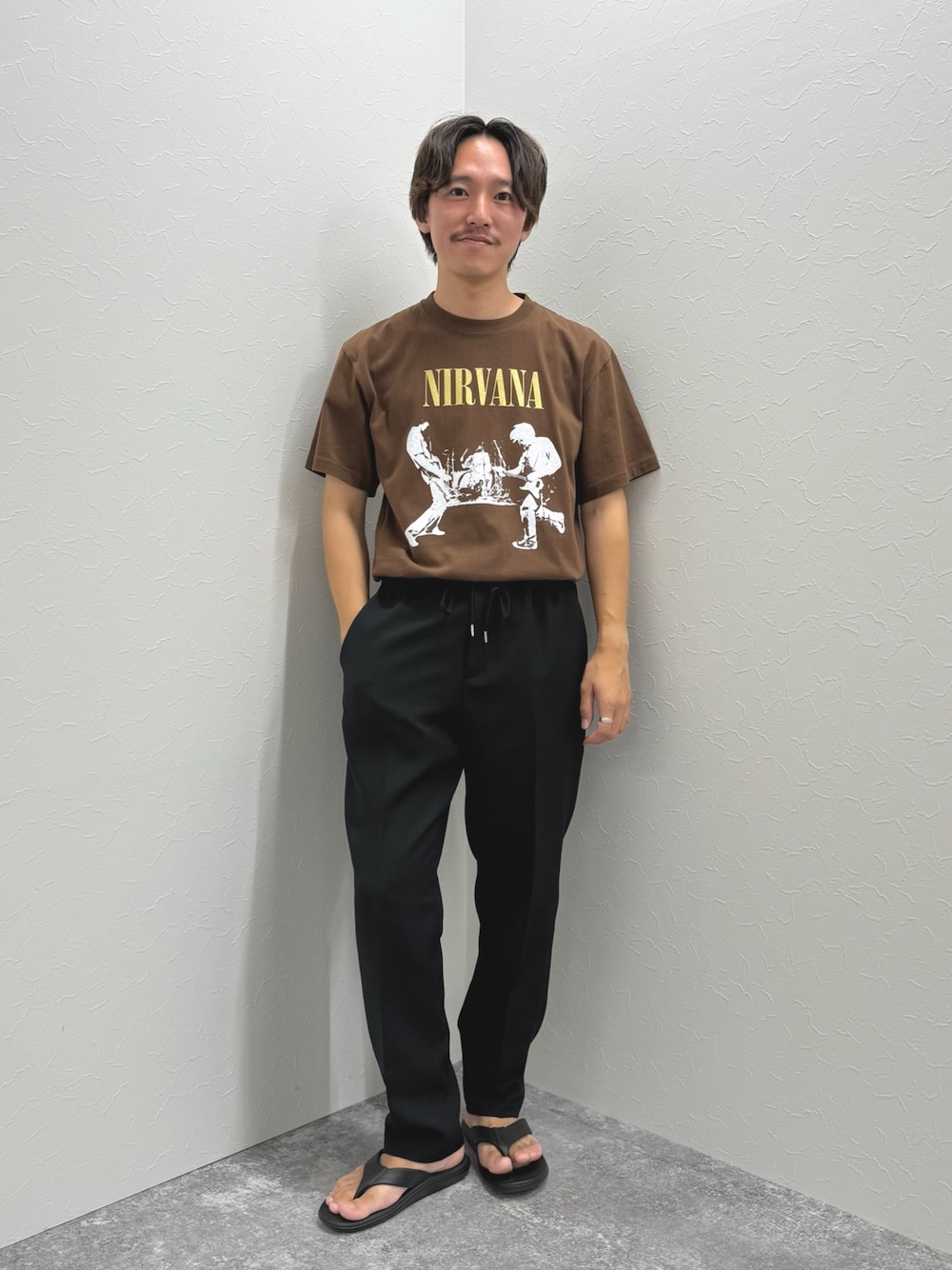 ブラウン系のTシャツ/カットソー、ブラック系のその他パンツ、ブラック系のサンダルを着用したメンズの夏コーディネートの1枚目の写真