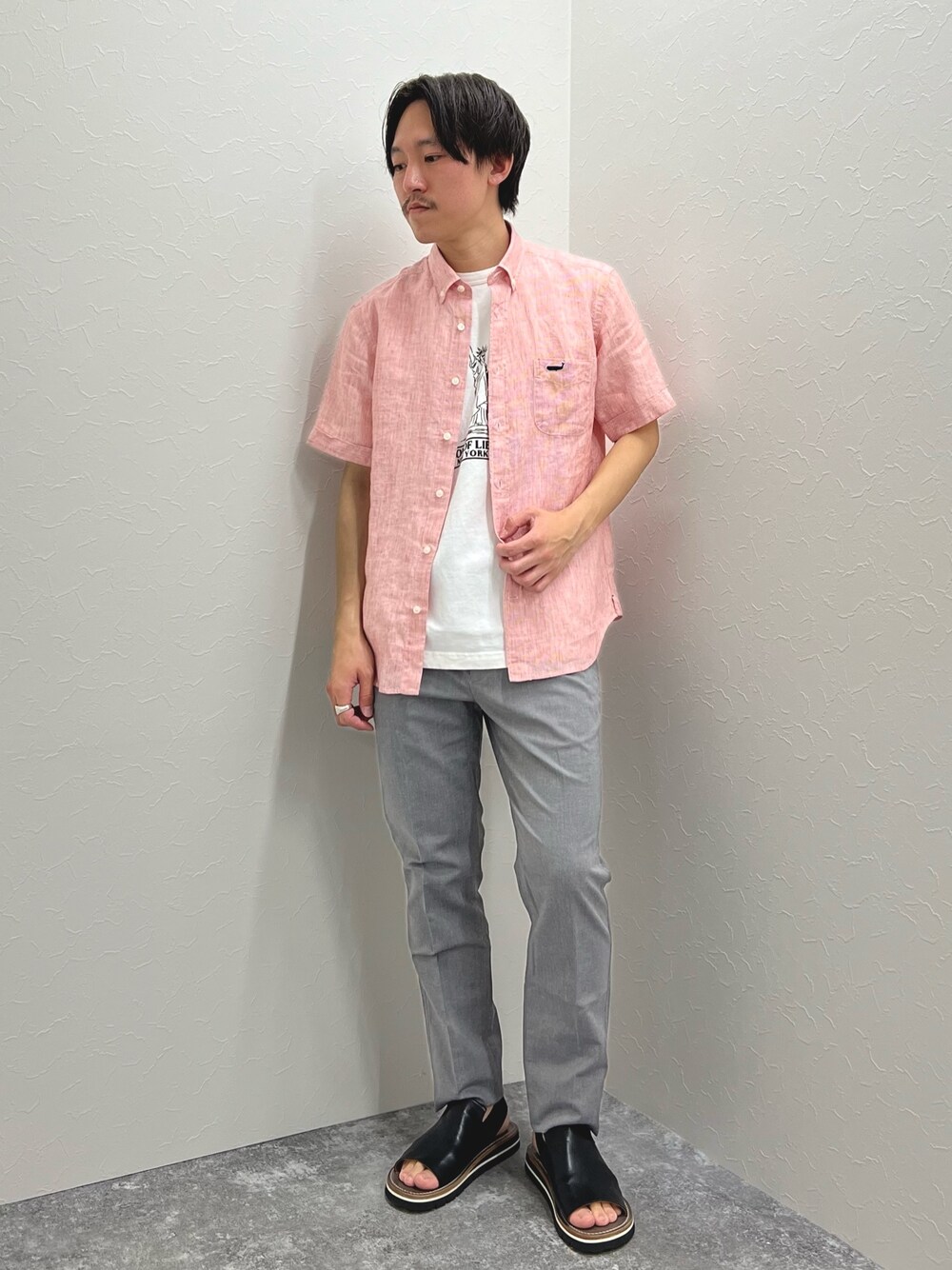 グレー系のチノパンツ、レッド系のシャツ/ブラウス、ホワイト系のTシャツ/カットソーを着用したメンズの夏コーディネートの1枚目の写真
