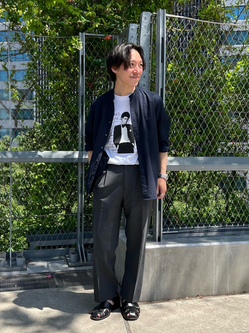 ブルー系のシャツ/ブラウス、ホワイト系のTシャツ/カットソー、ブラック系のサンダルを着用したメンズの春コーディネートの1枚目の写真
