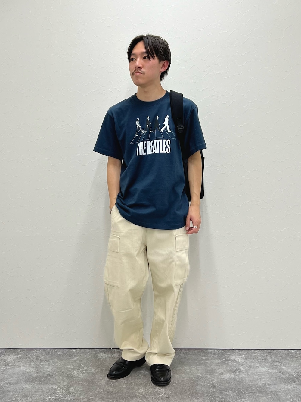 ブルー系のTシャツ/カットソー、ブラック系のバックパック/リュックを着用したメンズの冬コーディネートの1枚目の写真