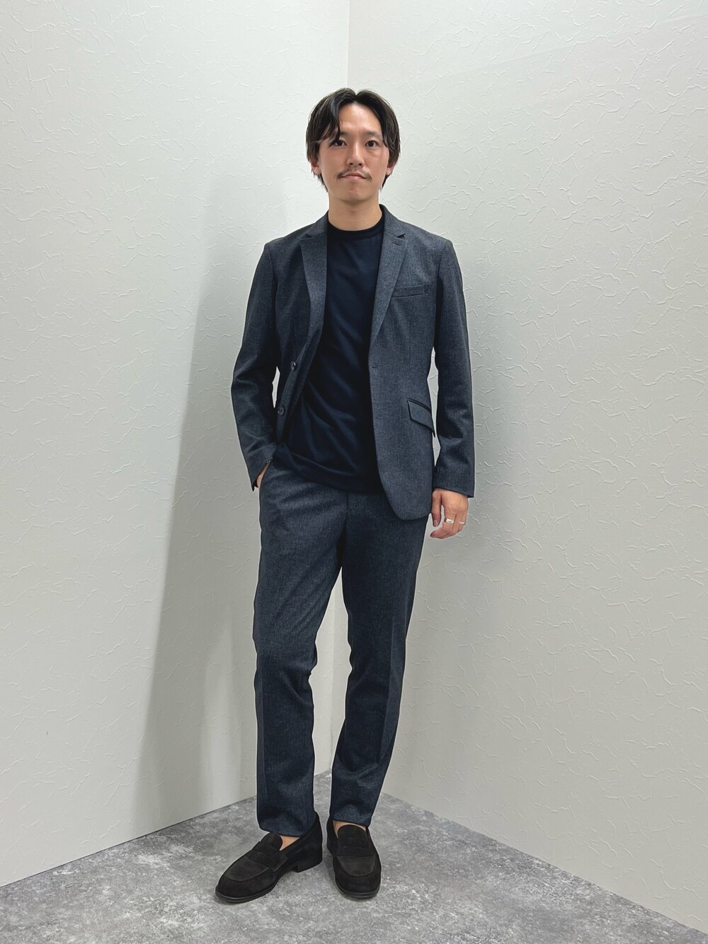 ブルー系のテーラードジャケット、ブルー系のTシャツ/カットソー、ブルー系のその他パンツを着用したメンズの秋コーディネートの1枚目の写真