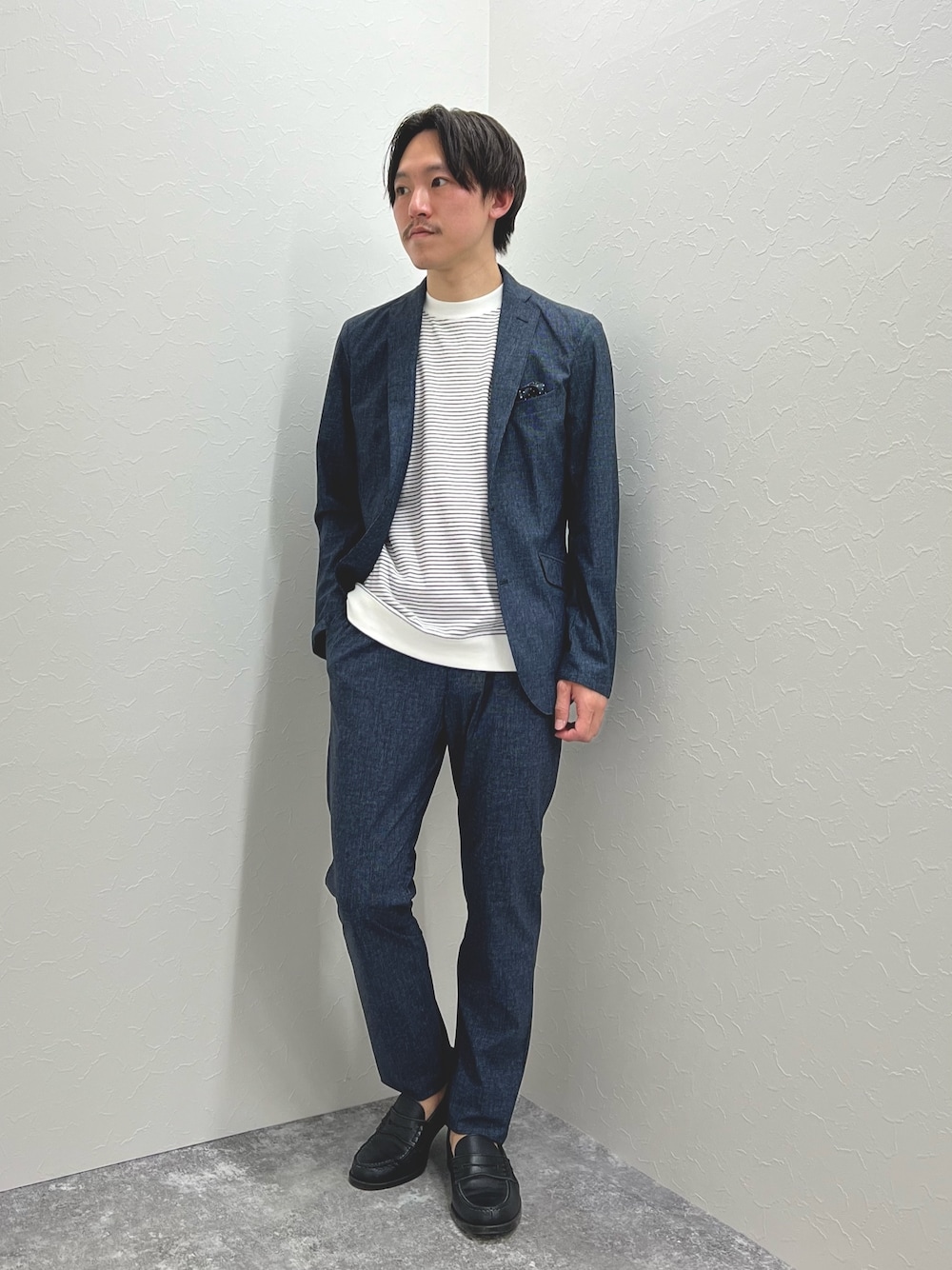ブルー系のその他パンツ、ホワイト系のTシャツ/カットソー、ブルー系のテーラードジャケットを着用したメンズの春コーディネートの1枚目の写真