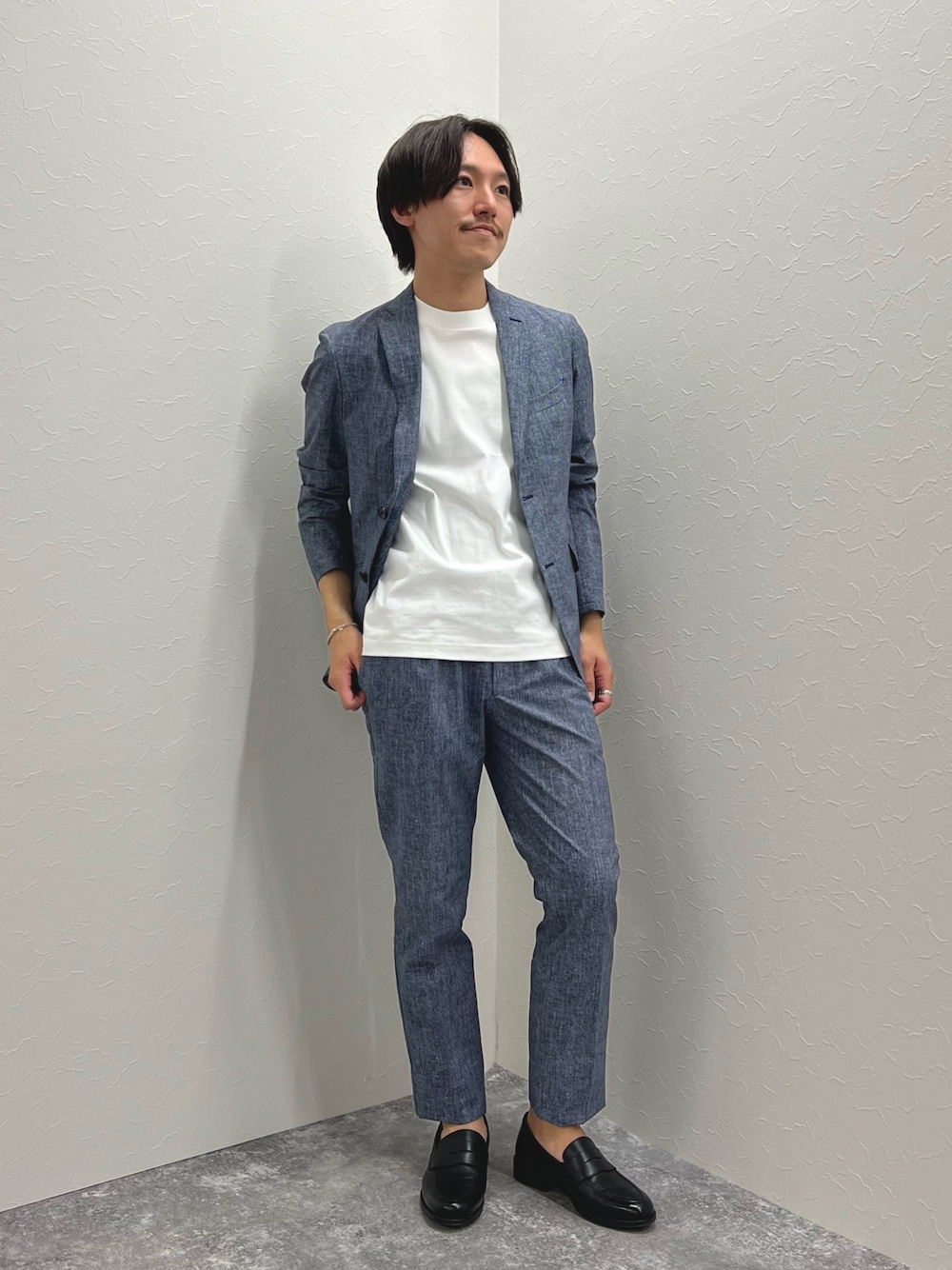 「お出かけコーデ、レイヤードスタイル、きれいめカジュアル、淡色コーデ、春夏コーデ、シンプルコーデ、セットアップ、夏コーデ、春コーデ、ジャケット、メンズファッション、大人カジュアル、革靴、ローファー、Tシャツ」｜「NOLLEY’Sの《ビジカジ / セットアップ対応》COOLDOTS / クールドッツ イージーパンツ（その他パンツ、ブルー系）」を使った、nishiokaさん（メンズ・169cm）の春コーディネートの1枚目の写真