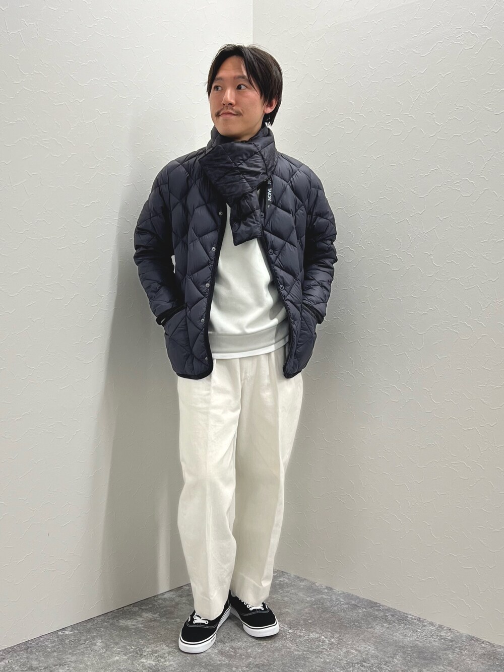 ブルー系のダウンジャケット/コート、グレー系のTシャツ/カットソー、ブルー系のマフラーを着用したメンズの秋コーディネートの1枚目の写真