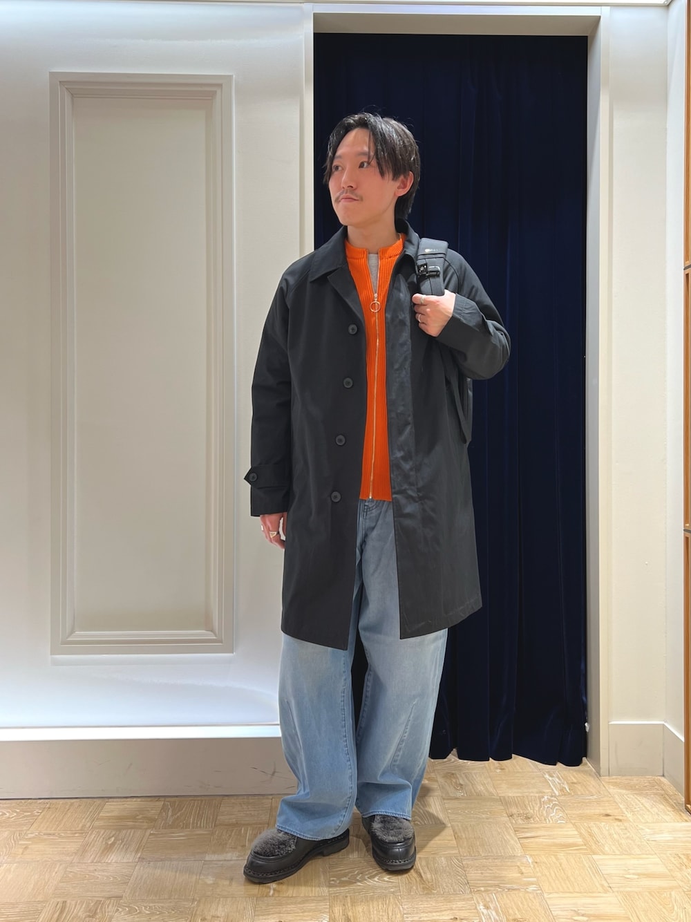 「デニム、冬アウター、ワイドパンツ、レイヤードスタイル、春色、休日スタイル、シンプルコーデ、カジュアルコーデ、コート、春コーデ、ダウンベスト、オーバーサイズ、バックパック、春、24ssトレンド」｜「TAIONの【TAION/タイオン】CR別注ステンカラーコート（ステンカラーコート、ブラック系）」を使った、nishiokaさん（メンズ・169cm）の冬コーディネートの1枚目の写真