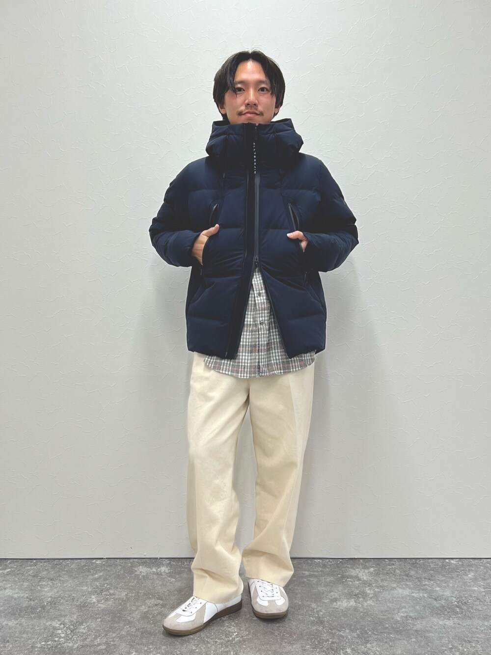 ホワイト系のシャツ/ブラウス、ブルー系のダウンジャケット/コートを着用したメンズの冬コーディネートの1枚目の写真