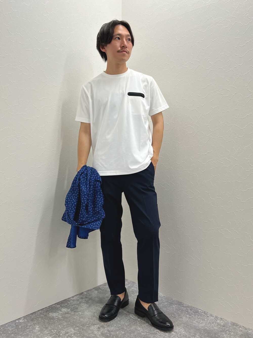 ブルー系のシャツ/ブラウス、ホワイト系のTシャツ/カットソー、ブルー系のその他パンツを着用したメンズの夏コーディネートの1枚目の写真