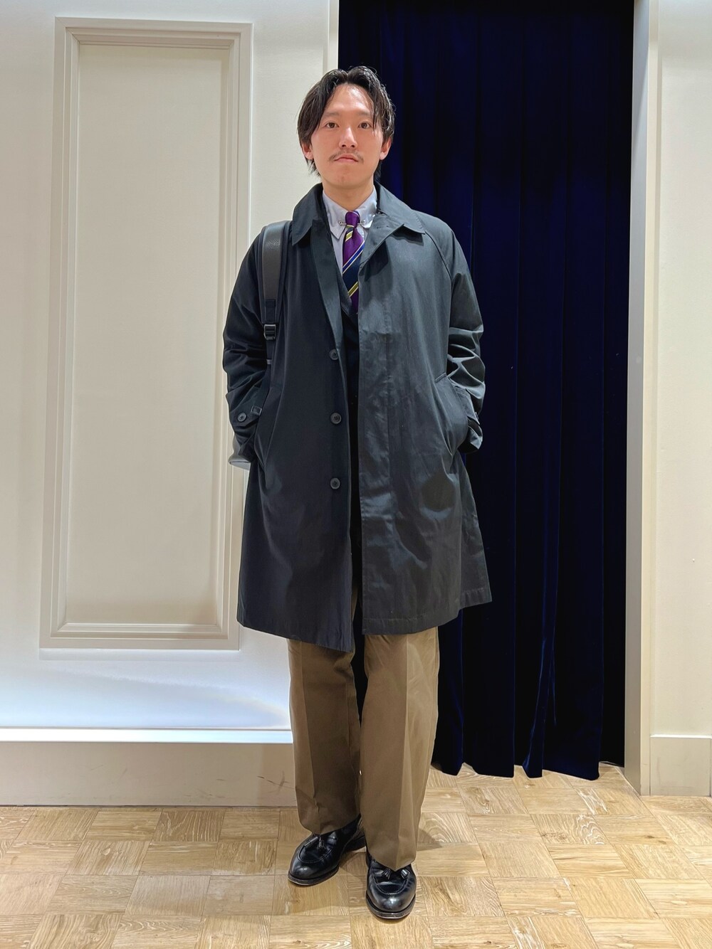 「お出かけコーデ、コート、きれいめカジュアル、ワイドパンツ、ローファー、レザー、レイヤードスタイル、冬コーデ、シンプル、冬アウター、シンプルスタイル、ダウン、ダウンベスト、バックパック、ステンカラーコート」｜「Stutostein Nolley'sのGUGGENHEIM ビジネスレザーデイパック（バックパック/リュック、ブラック系）」を使った、nishiokaさん（メンズ・169cm）の冬コーディネートの1枚目の写真