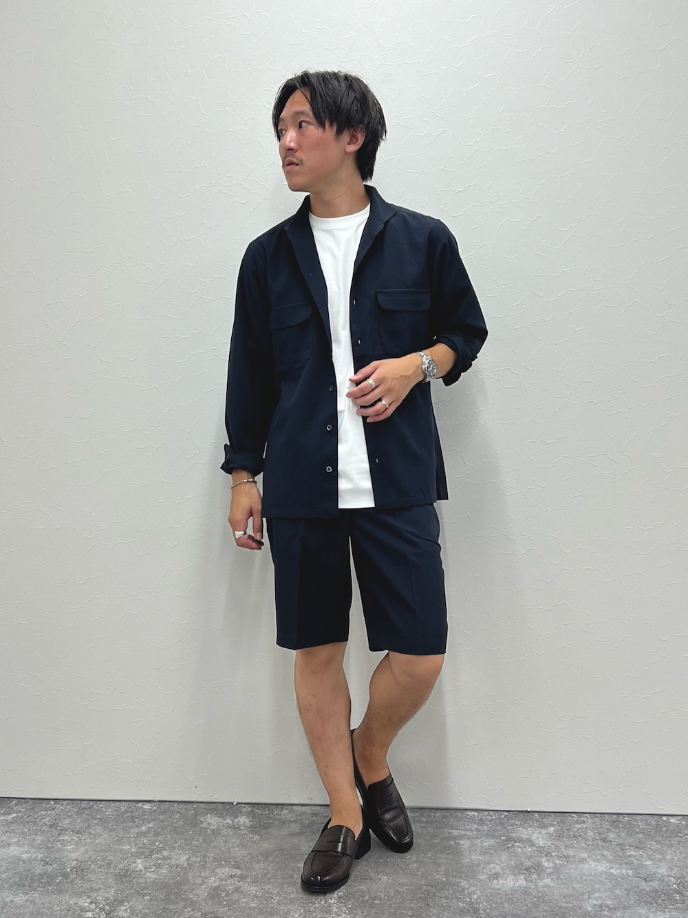 ブルー系のシャツ/ブラウス、ホワイト系のTシャツ/カットソー、ブルー系のその他パンツを着用したメンズの夏コーディネートの1枚目の写真