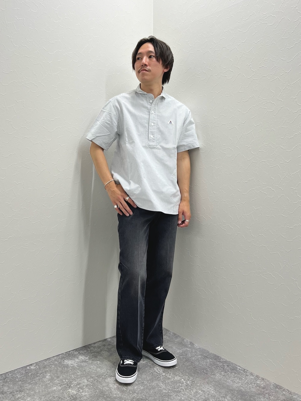 ブラック系のシャツ/ブラウス、グレー系のデニムパンツを着用したメンズの夏コーディネートの1枚目の写真