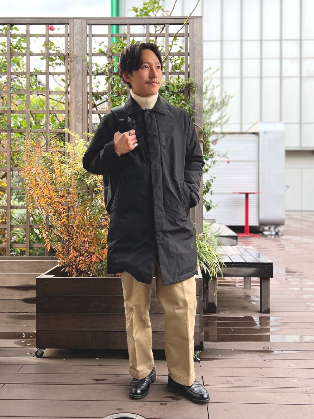 「お出かけコーデ、コート、きれいめカジュアル、タートルネック、オトナカジュアル、冬コーデ、シンプルスタイル、冬アウター、ダウンジャケット、ダウンコート、ダウン、ニット、バックパック」｜「TAIONの【TAION/タイオン】別注ダウンステンカラーコート（ダウンジャケット/コート、ブラック系）」を使った、nishiokaさん（メンズ・169cm）の冬コーディネートの1枚目の写真