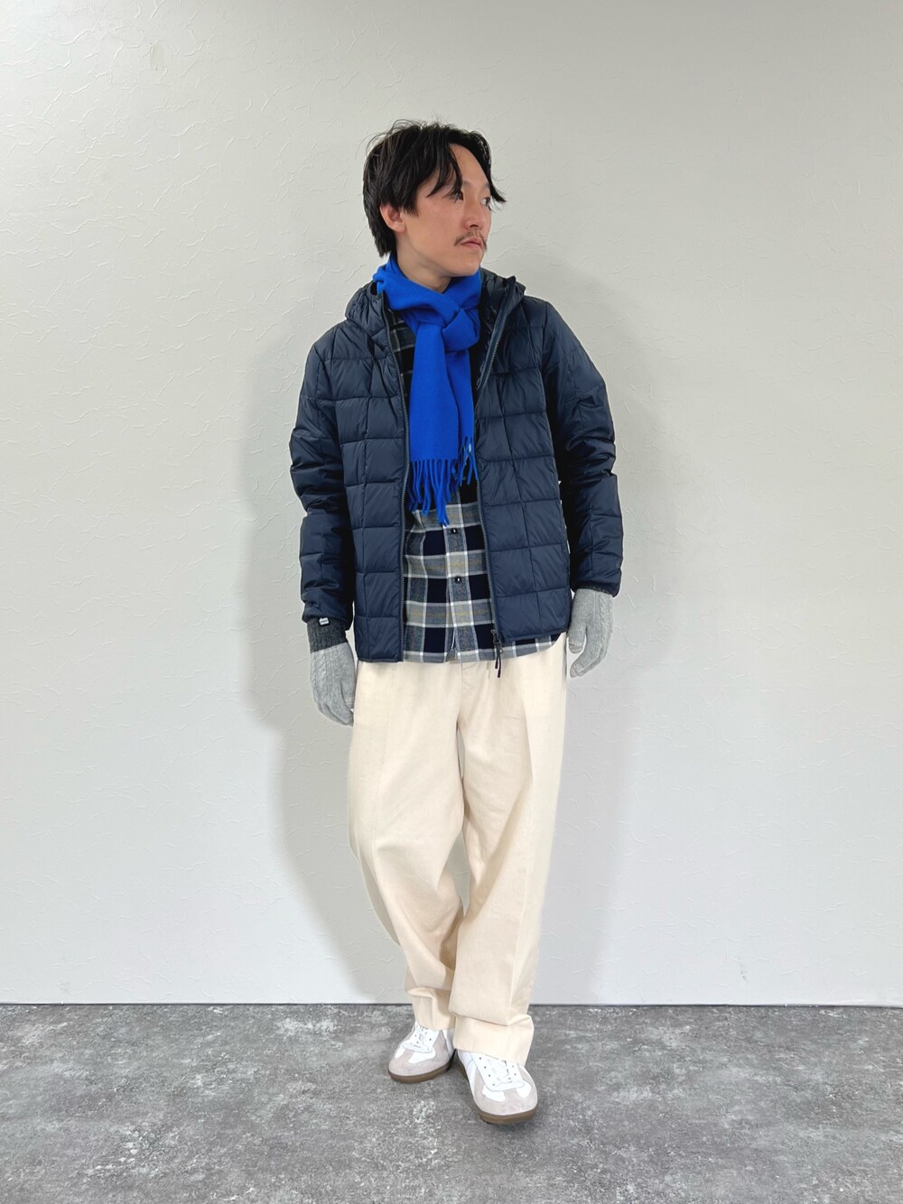 ブルー系のシャツ/ブラウス、ブルー系のダウンジャケット/コート、ブルー系のマフラーを着用したメンズの冬コーディネートの1枚目の写真