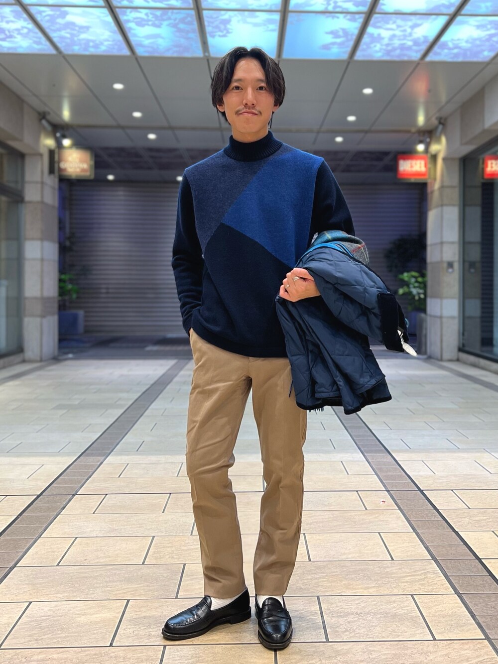 「きれいめカジュアル、冬コーデ、ニット、キルティング、休日スタイル、クリスマスに着たい服、大人カジュアル、カジュアルコーデ、今日のコーデ、秋冬コーデ、カジュアル、低身長、シンプルコーデ、大人コーデ、チノパン」｜「Stutostein Nolley'sのカシミヤ混 切替モックネックニット（ニット/セーター、ブルー系）」を使った、nishiokaさん（メンズ・169cm）の秋コーディネートの1枚目の写真