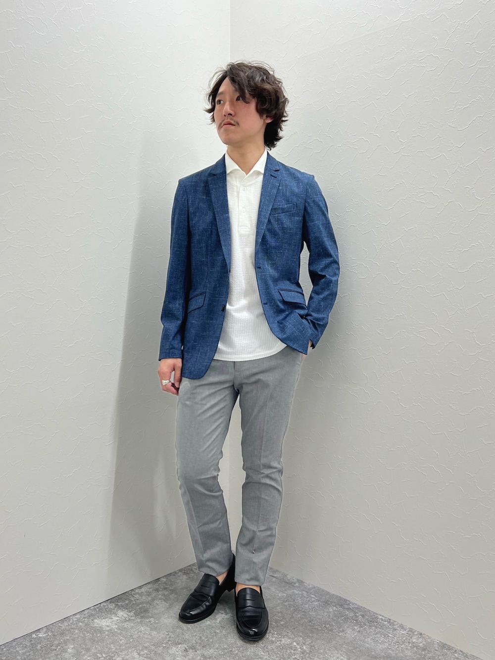 「ジャケット、テーラードジャケット、春コーデ、大人カジュアル、大人コーデ、シンプルコーデ、春夏コーデ、夏コーデ、ポロシャツ、ビジネススタイル、通勤コーデ、きれいめカジュアル、ローファー」｜「Stutostein Nolley'sの《セットアップ/ビジカジ対応》ハイストレッチジャケット（テーラードジャケット、ブルー系）」を使った、nishiokaさん（メンズ・169cm）の春コーディネートの1枚目の写真