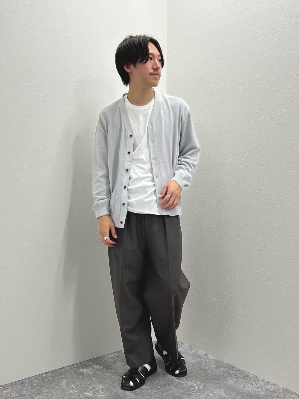 「きれいめカジュアル、春夏コーデ、スラックス、休日スタイル、シンプルコーデ、グルカサンダル、オトナカジュアル、カーディガン、レイヤードスタイル、ゆるコーデ、夏、リラックススタイル」｜「NOLLEY’Sの《2点セット/速乾/接触冷感》SIX FUNCTIONS レイヤードVネックカーディガン（Tシャツ付）（カーディガン/ボレロ、グレー系）」を使った、nishiokaさん（メンズ・169cm）の春コーディネートの1枚目の写真