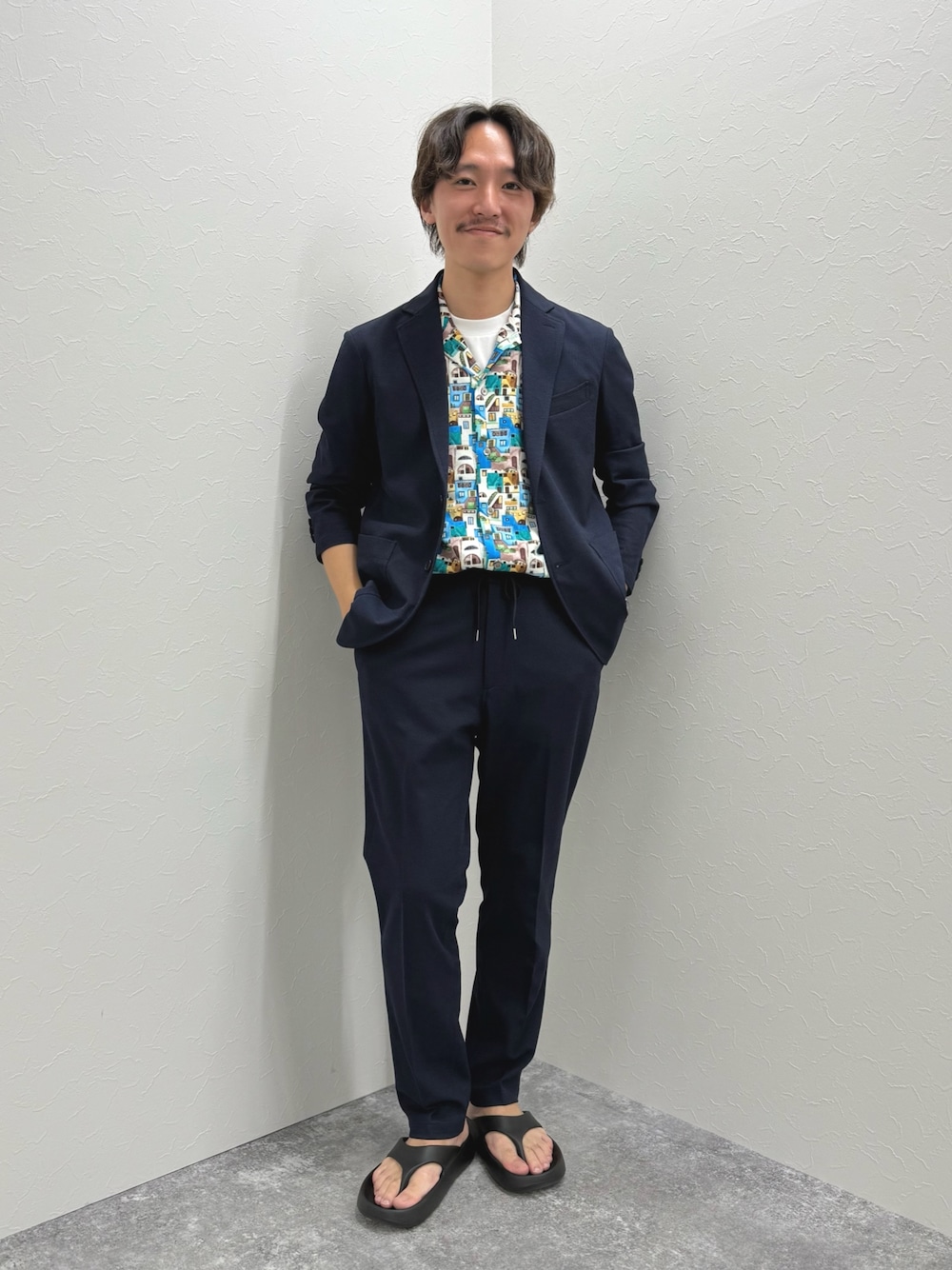 「柄シャツ、レイヤードスタイル、サンダル、白Tシャツ、セットアップ、きれいめカジュアル、Tシャツ、夏コーデ、オトナカジュアル、ジャケット、カジュアル、カジュアルコーデ、おしゃれさんと繋がりたい、セットアップスタイル」｜「NOLLEY’Sの【DotAir/ドットエア】《吸水速乾》総柄シャツ 25SS（シャツ/ブラウス、ブルー系）」を使った、nishiokaさん（メンズ・169cm）の夏コーディネートの1枚目の写真